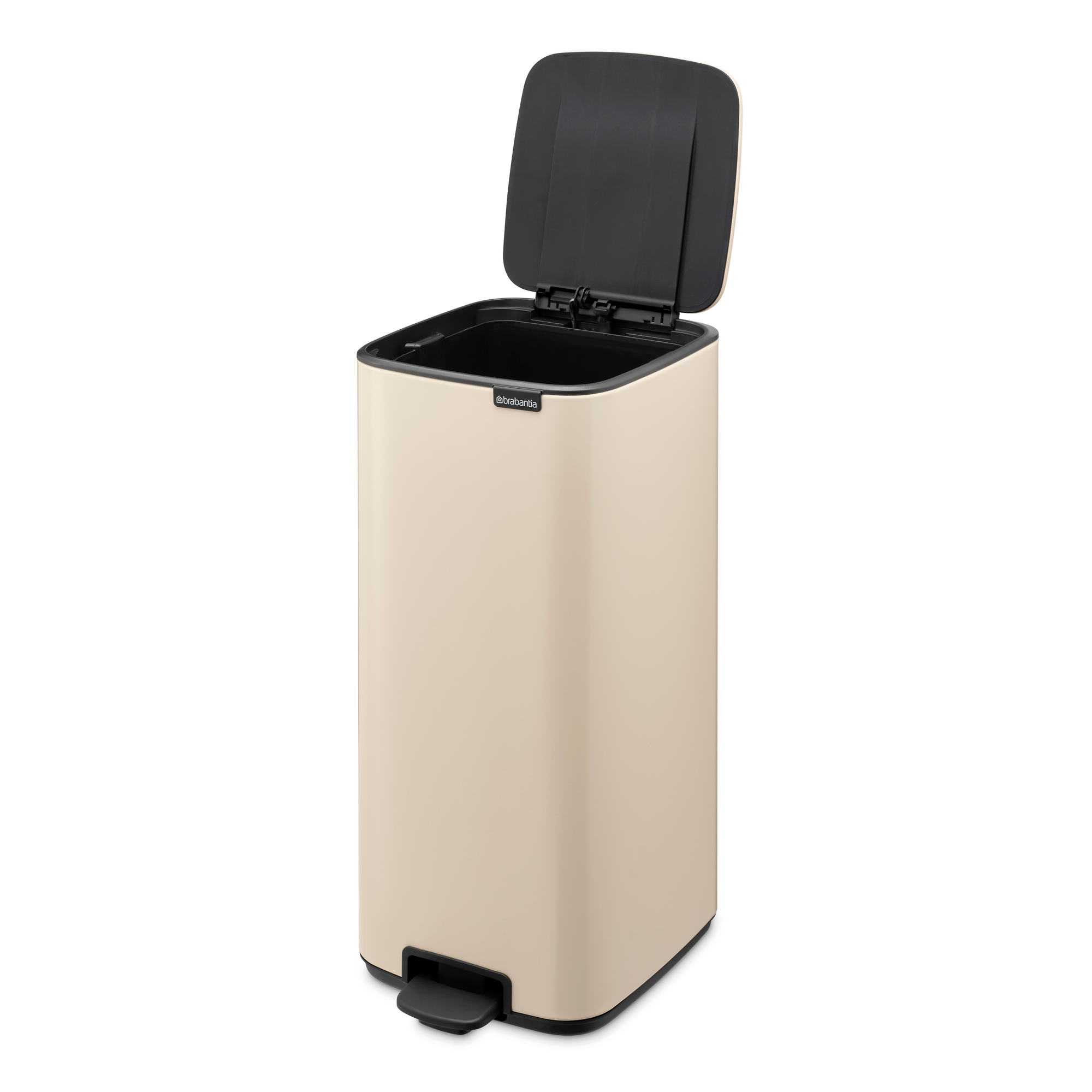 Een beige pedaalemmer met open zwart deksel en zilverkleurig logo.