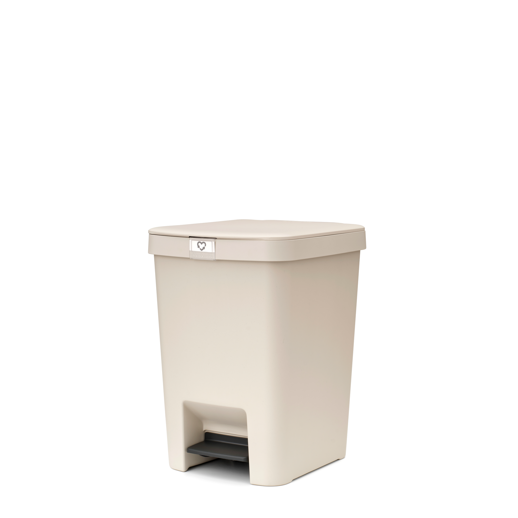 Een beige pedaalemmer met een zilveren hartlogo op het deksel.