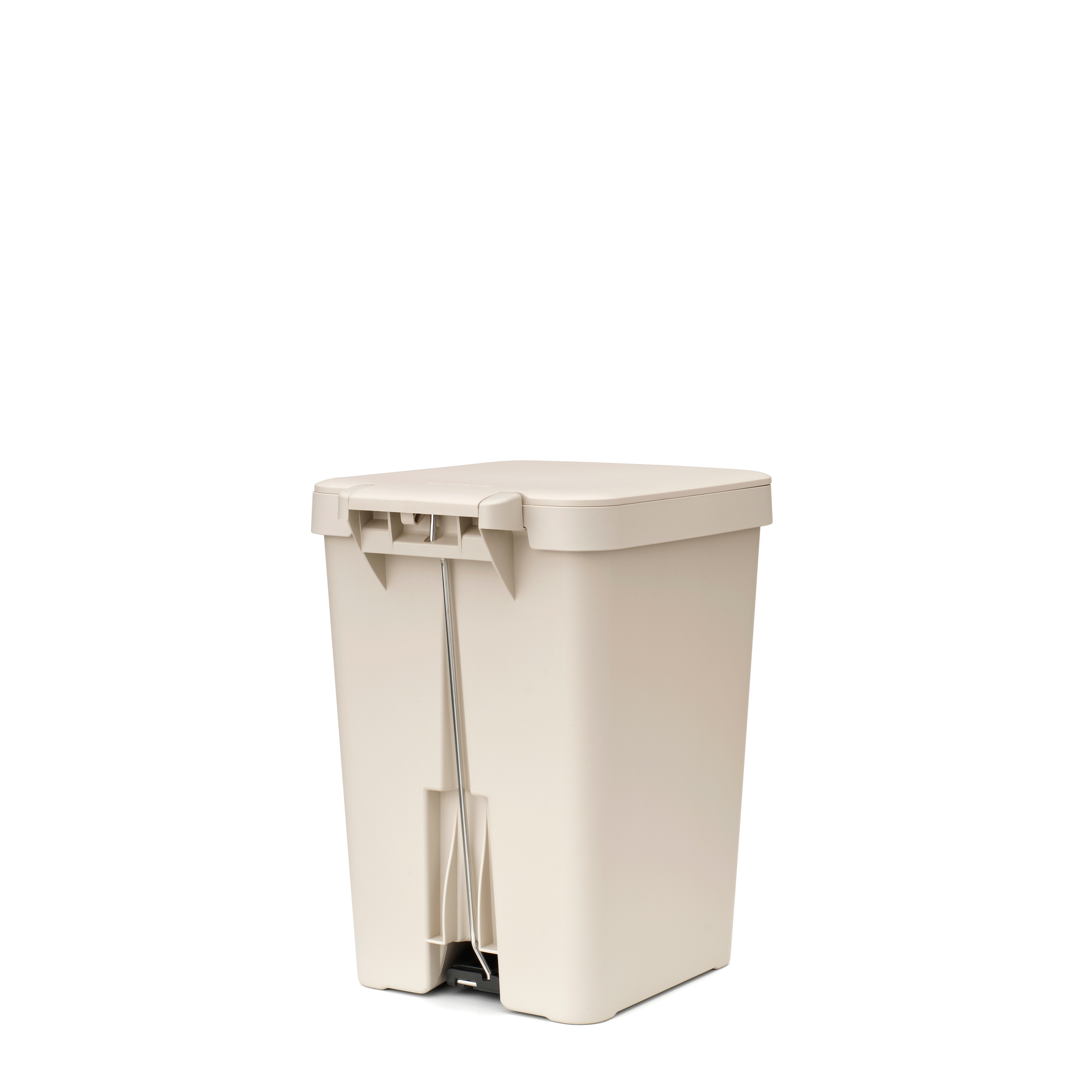 Een beige prullenbak met een zilveren pedaal en handvat is te zien op een witte achtergrond.