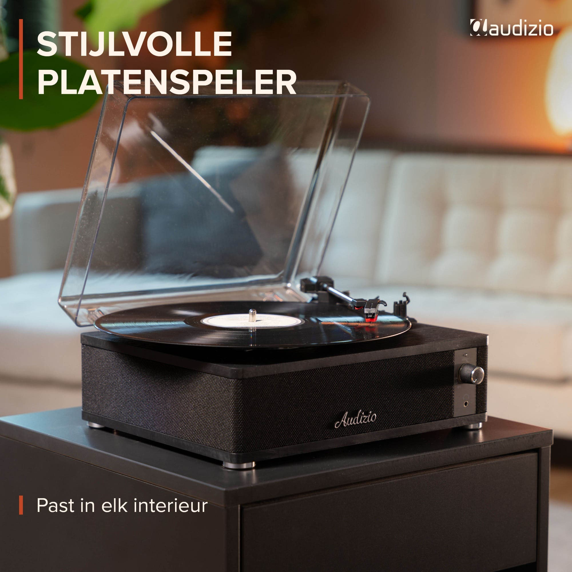 Tocadiscos negro sobre un mueble oscuro, con un disco de vinilo y brazo.