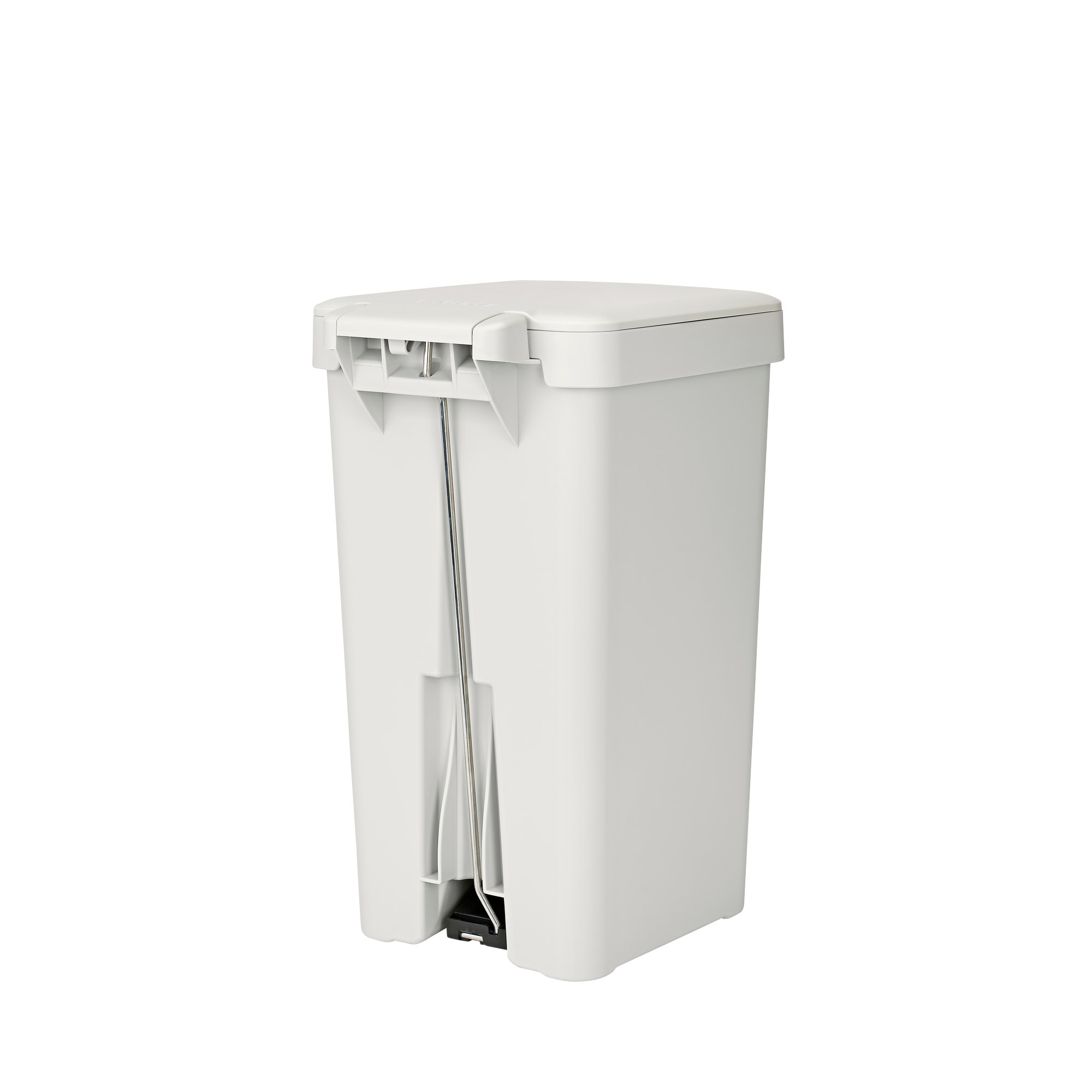 Een witte pedaalemmer met een zilverkleurig metalen pedaal en handvat, geïsoleerd op wit.