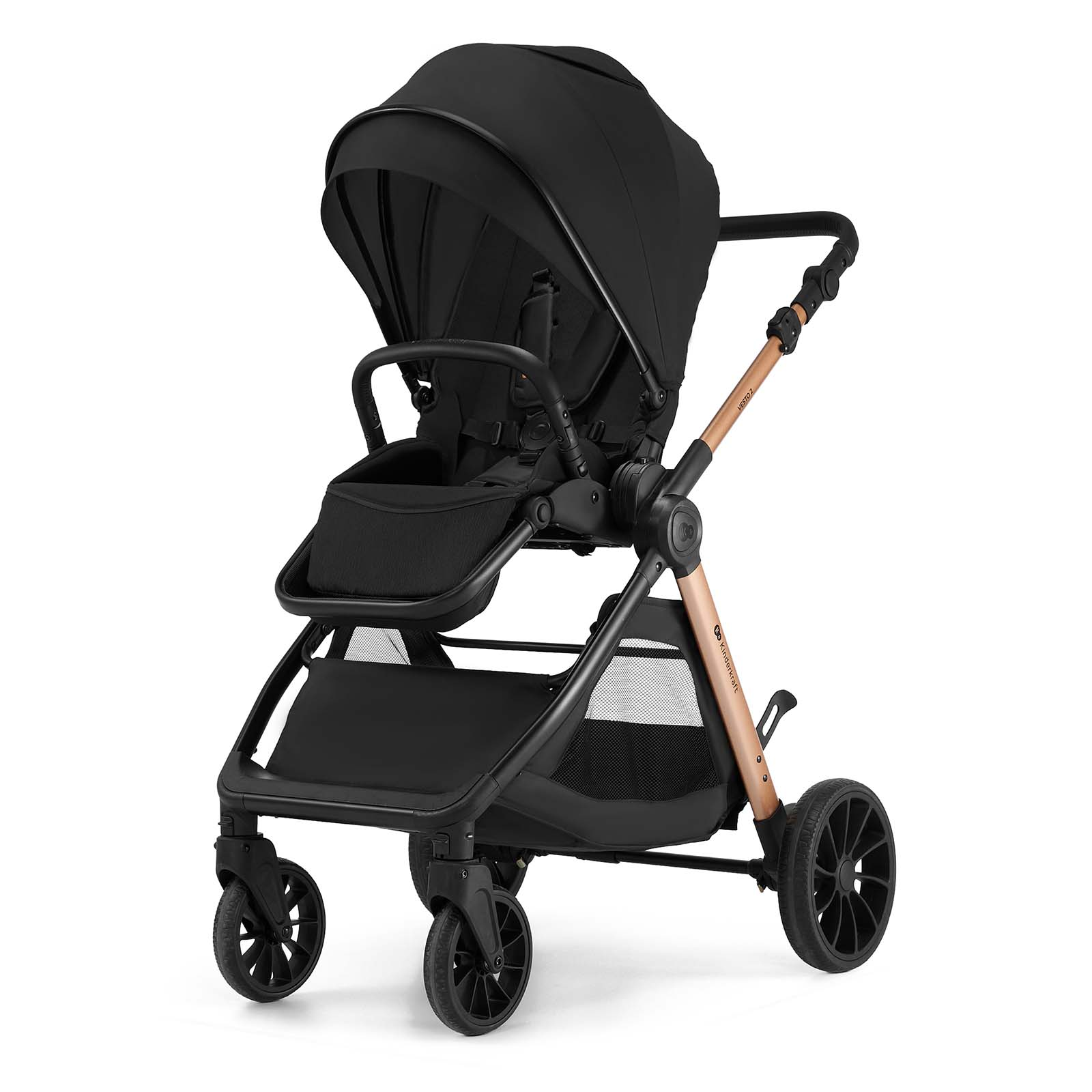Ein schwarzer Kinderwagen mit bronzenen Akzenten steht auf weißem Hintergrund.