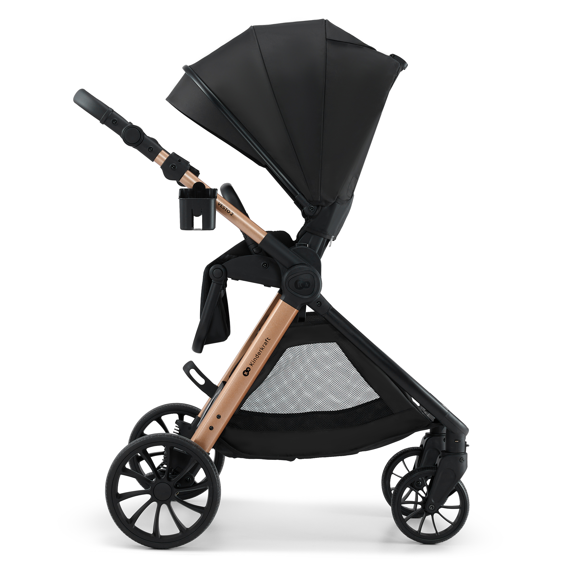 Schwarzer Kinderwagen mit goldenem Rahmen, vier Rädern und Sonnendach.