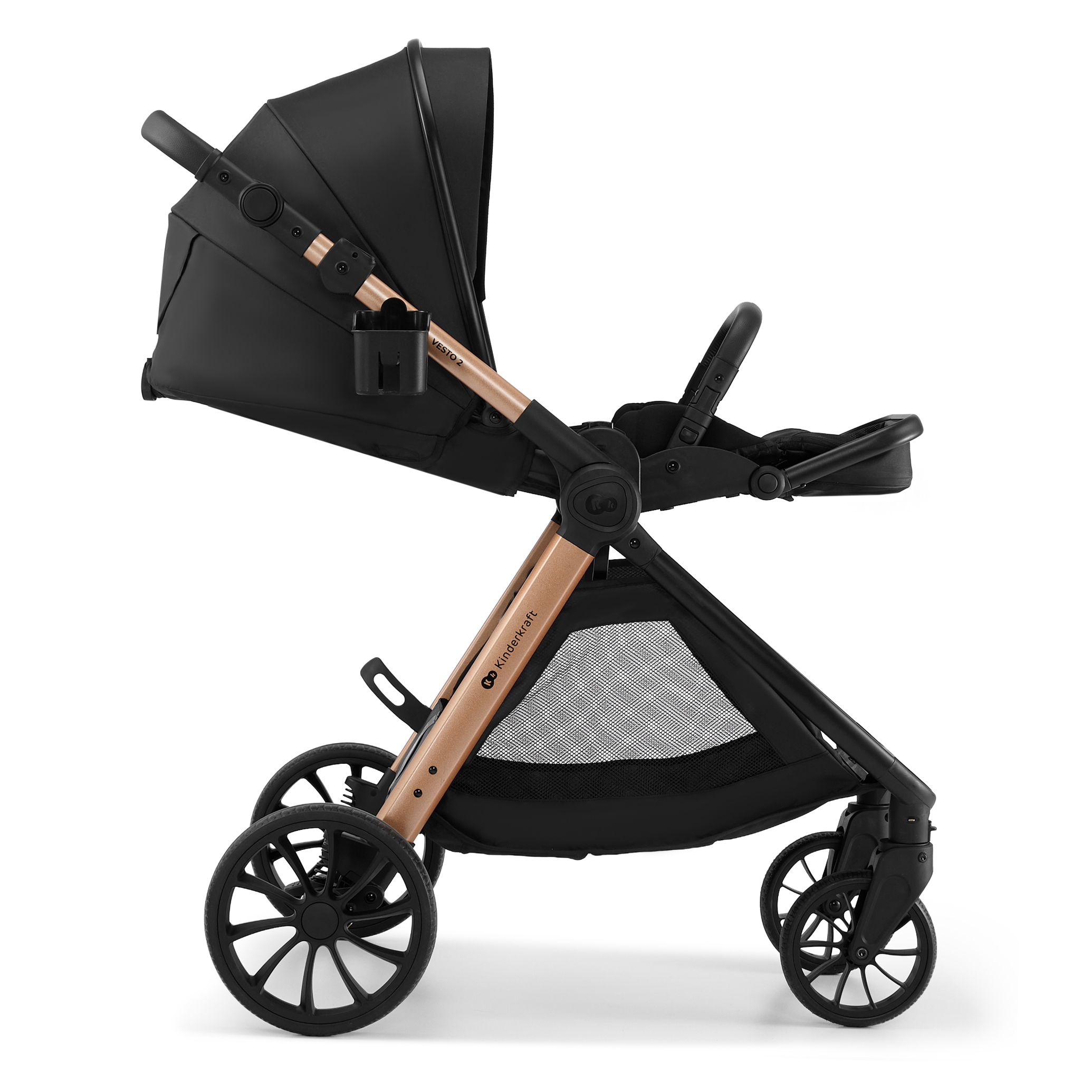 Schwarzer Kinderwagen mit goldenen Akzenten, Sitz und Verdeck. Weißer Hintergrund.