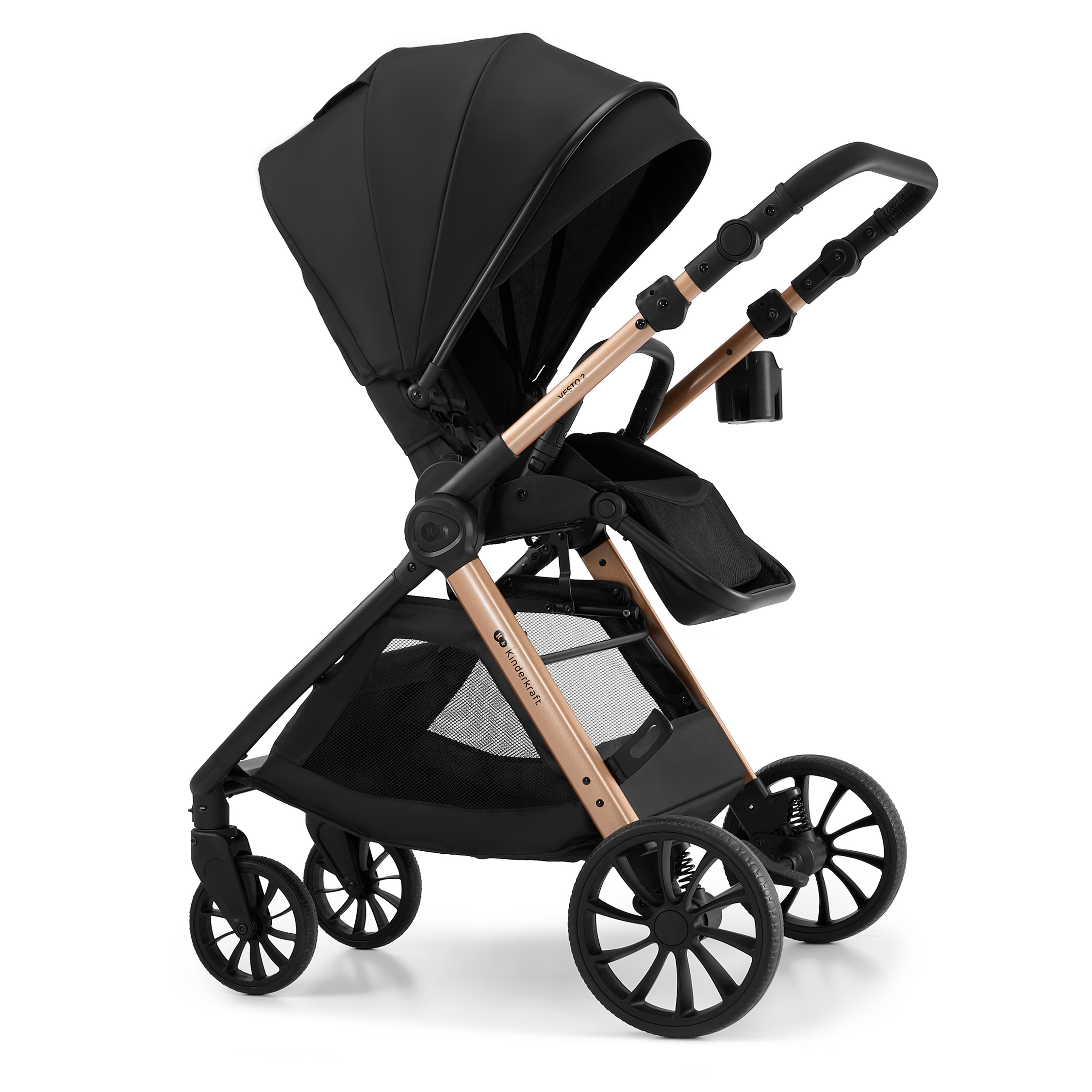 Ein schwarzer Kinderwagen mit goldenen Akzenten und großen Rädern.