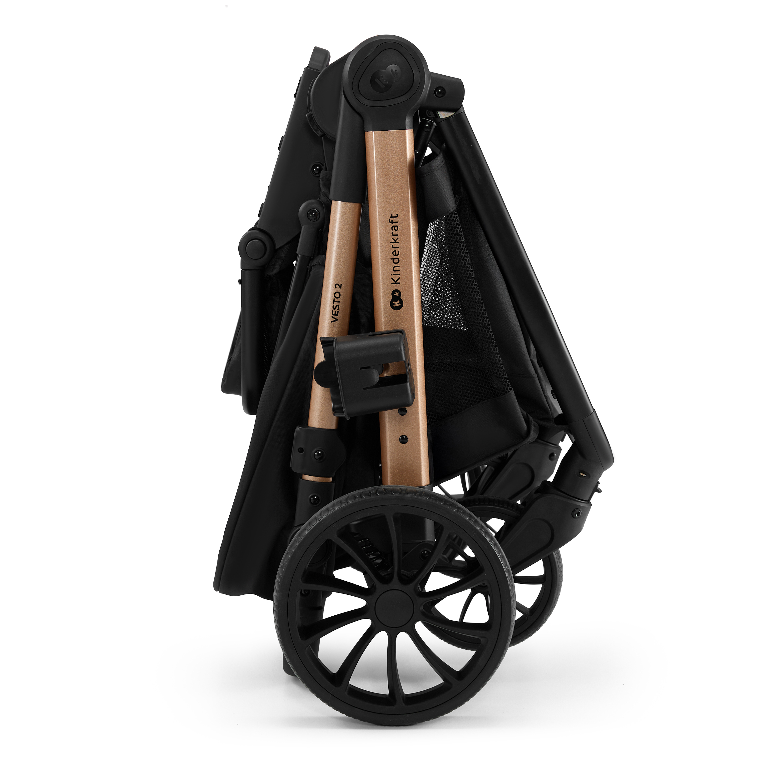 Ein zusammengeklappter schwarzer Kinderwagen mit goldenen Akzenten auf weißem Hintergrund.