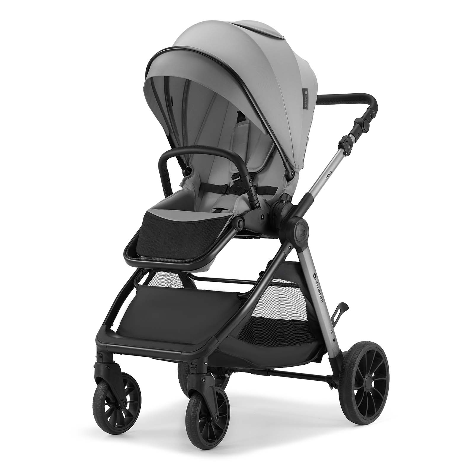 Grauer Kinderwagen mit schwarzem Sitz, Griff und Rädern auf weißem Hintergrund.