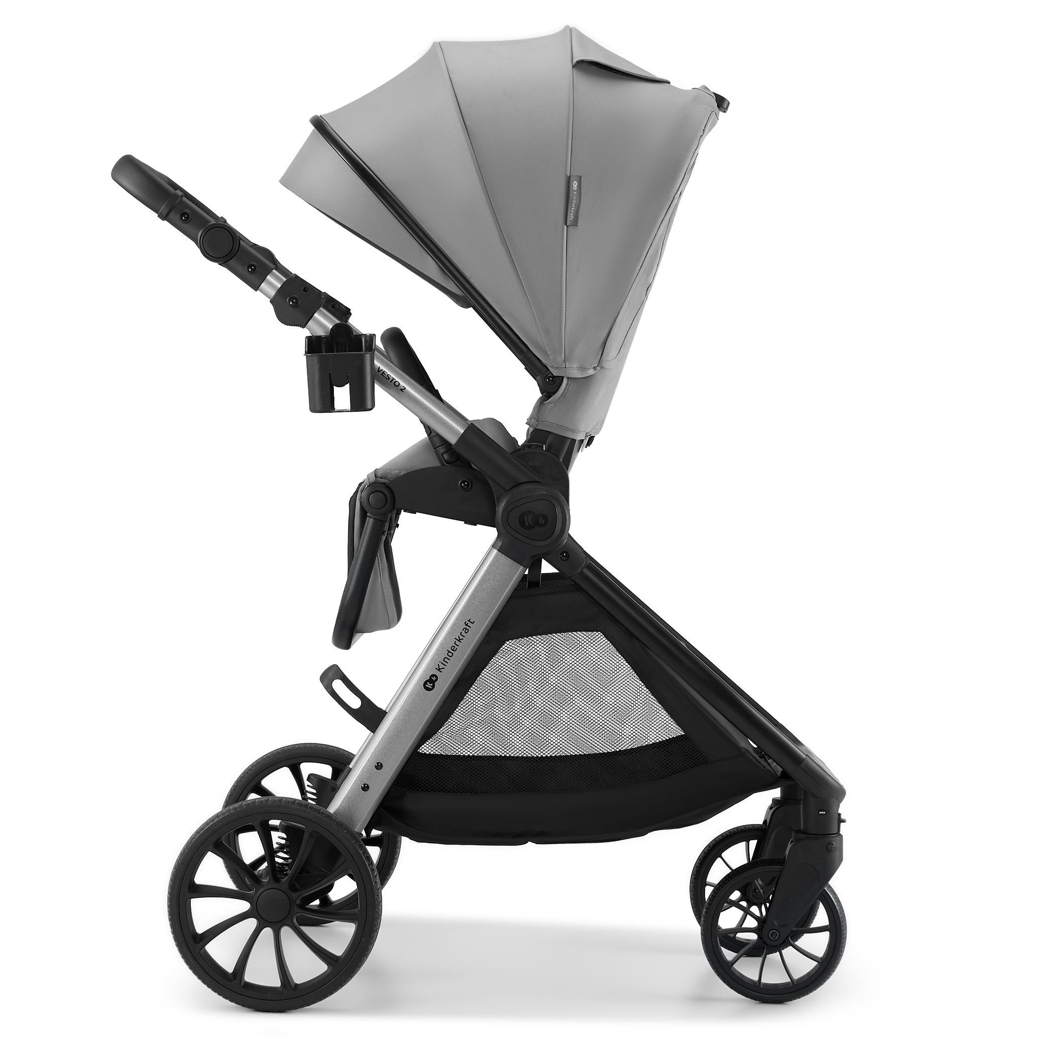 Ein grauer Kinderwagen mit schwarzem Gestell, Netzkorb und Rädern.