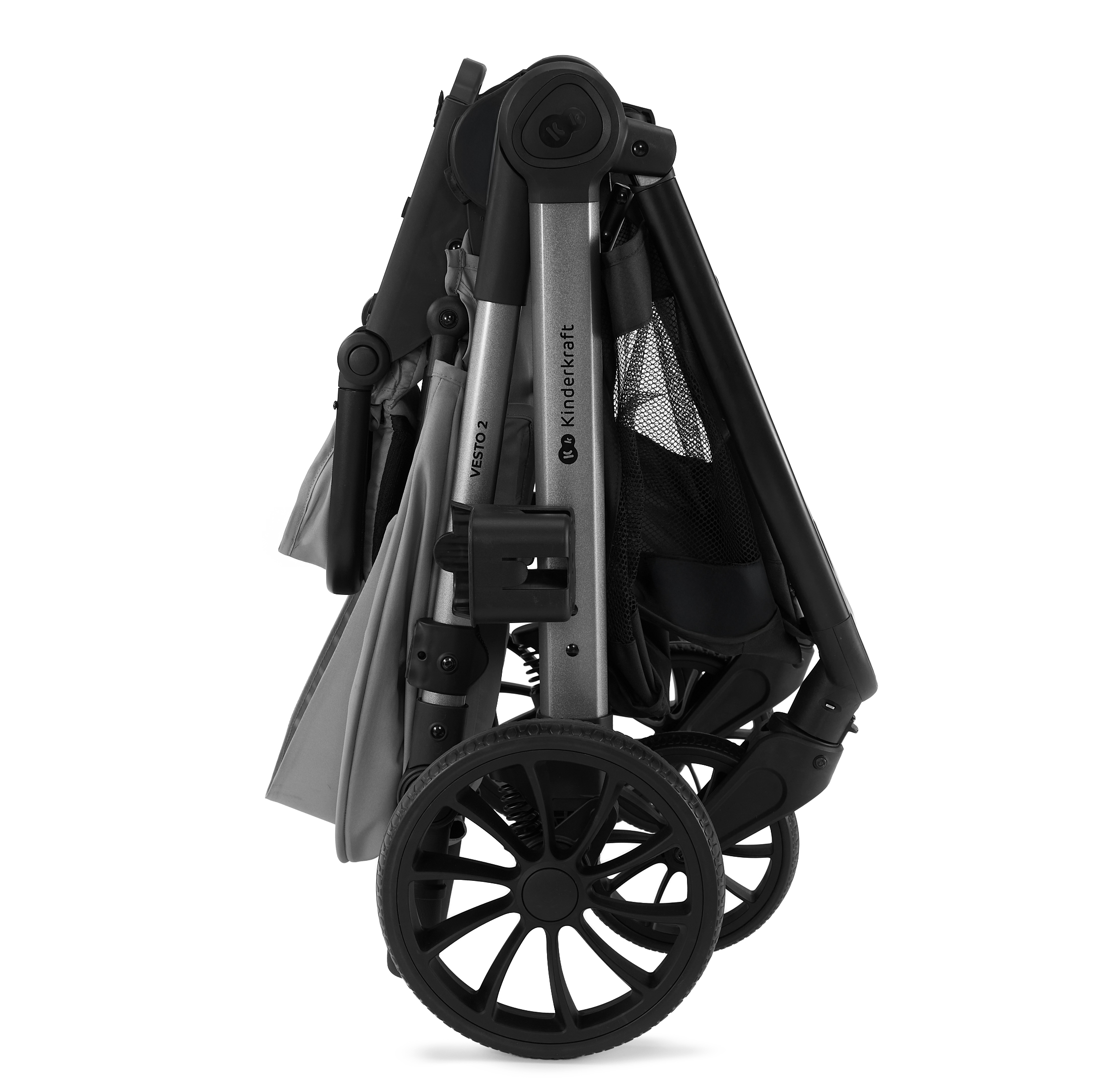 Ein zusammengeklappter Kinderwagen mit grauen und schwarzen Stoffteilen und Rädern.