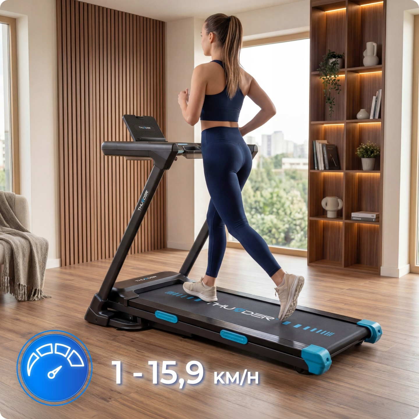 Eine Frau läuft auf einem Laufband in einem modernen Wohnzimmer mit Holzverkleidung.