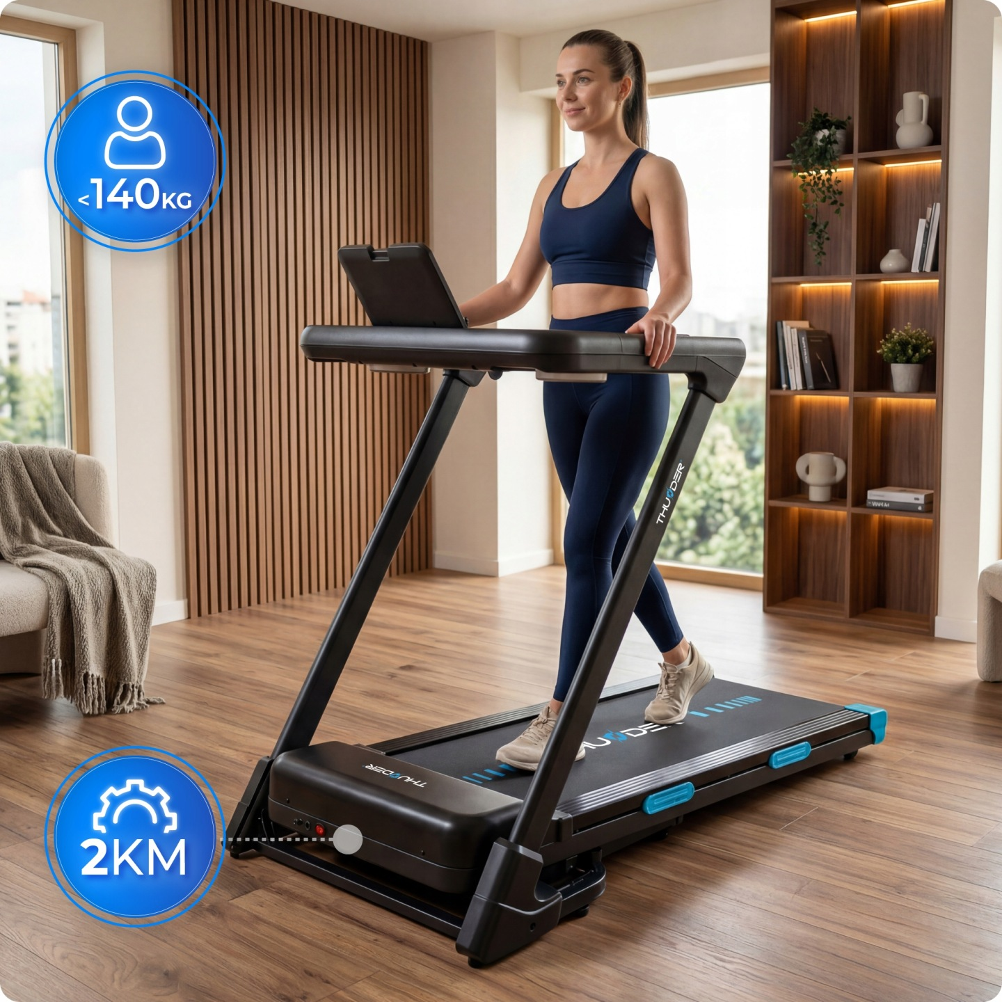 Frau auf Laufband mit <lt/>140kg Kapazität und 2km Anzeige. Modernes Zimmer.