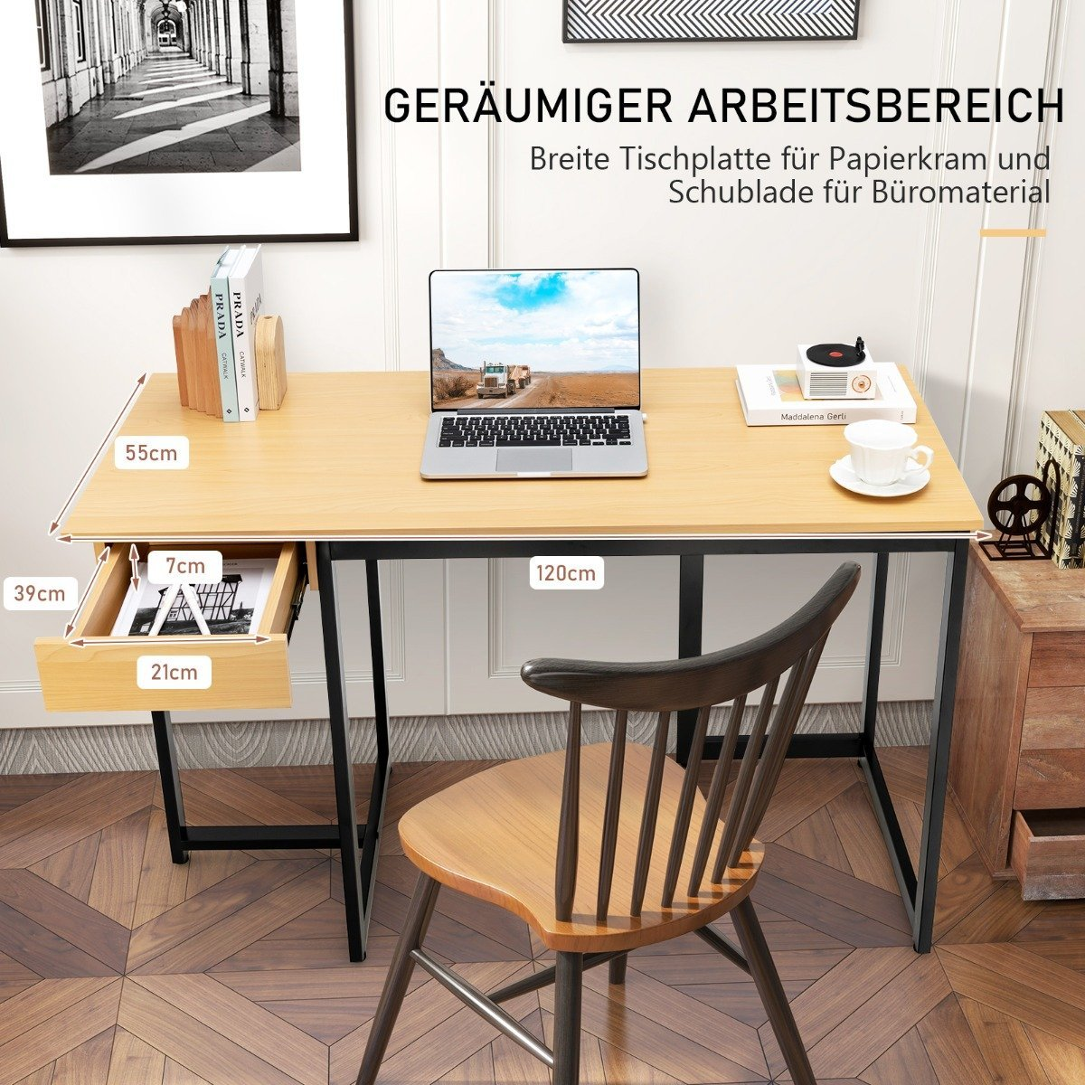 Een bureau met laptop, lade, boeken en een stoel.