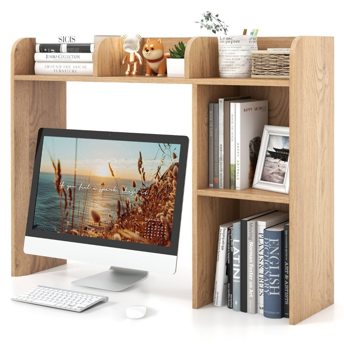 Houten plank met computermonitor, toetsenbord, muis en boeken.