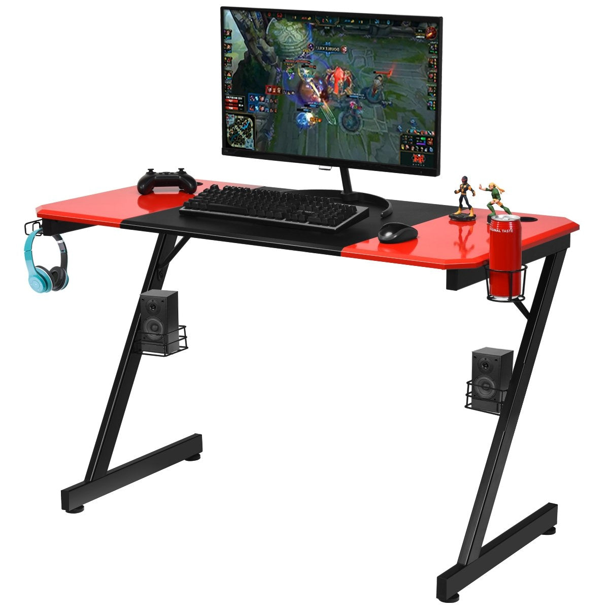 Gaming bureau met monitor, toetsenbord, muis, controller, koptelefoon, luidsprekers en blikje.