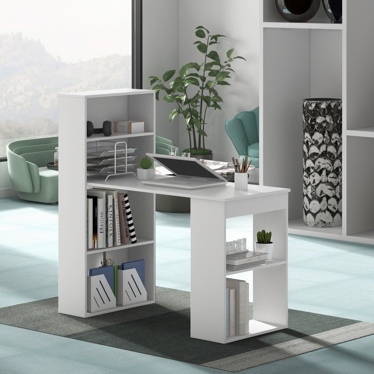 Een wit bureau met laptop en planken in een lichte kamer.