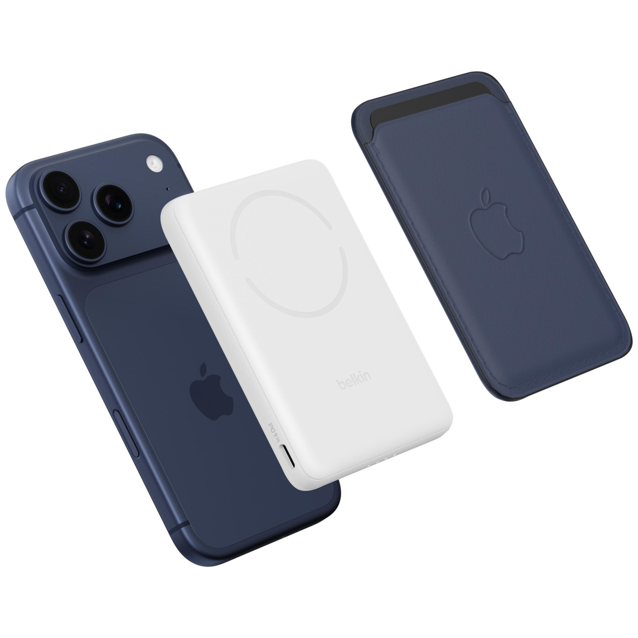 Un iPhone blu, un pacco batteria bianco e una custodia blu su sfondo bianco.