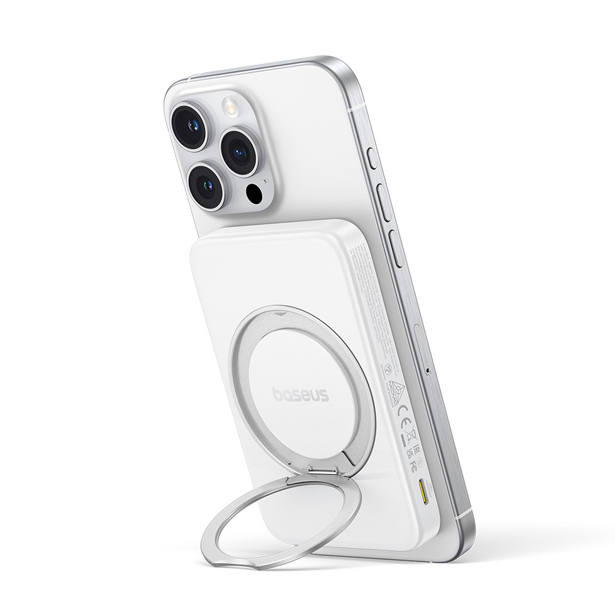 Un iPhone blanco con una batería externa magnética blanca y soporte de anillo.