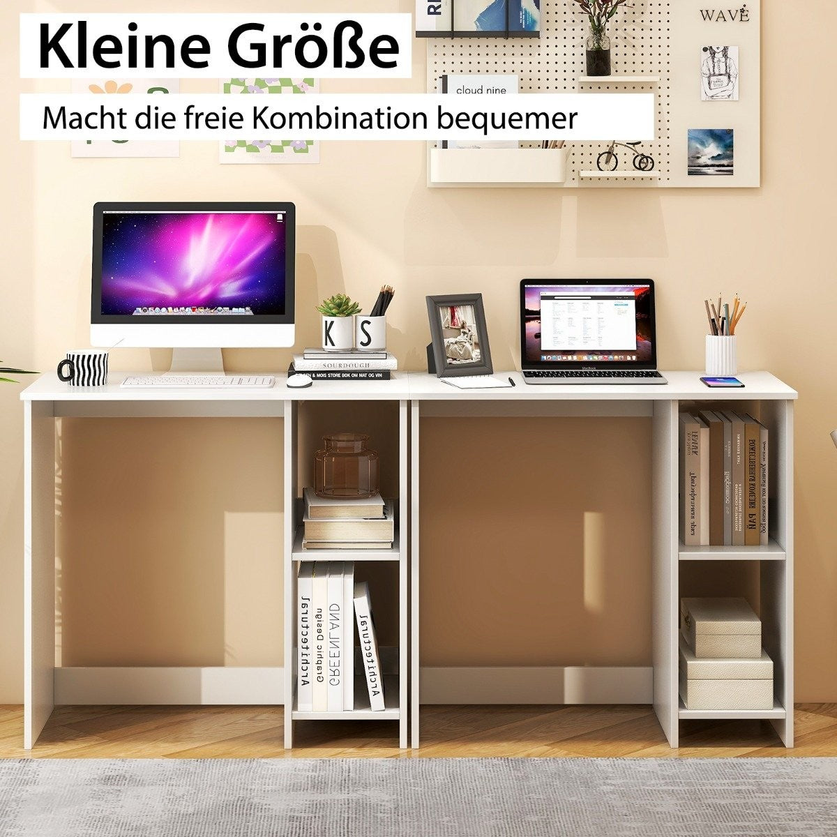 Een wit bureau met computer, laptop en boeken, voor een lichte muur.