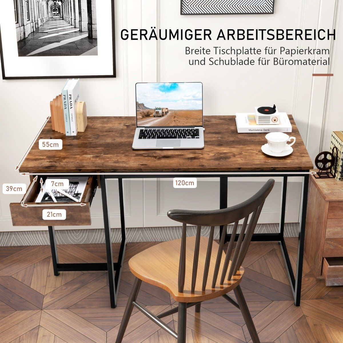 Houten bureau met laptop, boeken, kopje en lade. Afmetingen: 120x55x76 cm.