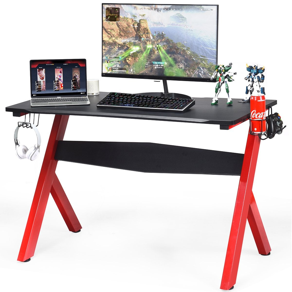 Een gaming bureau met monitor, laptop, toetsenbord, koptelefoon en actiefiguren.