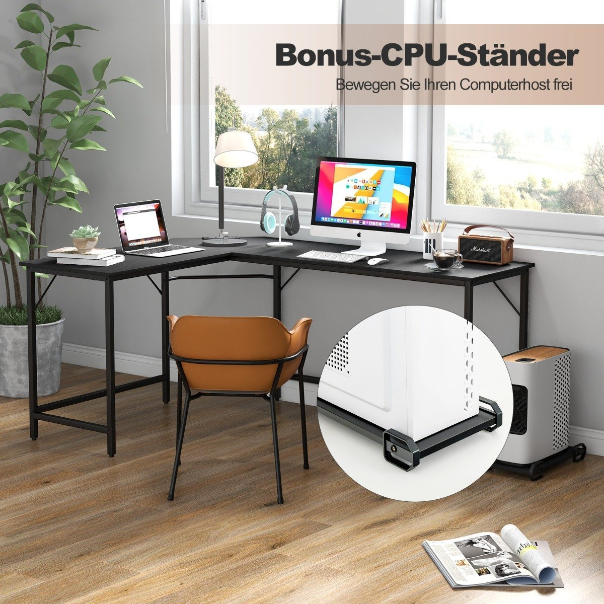 Zwart L-vormig bureau met computer, laptop, lamp en bruine stoel.