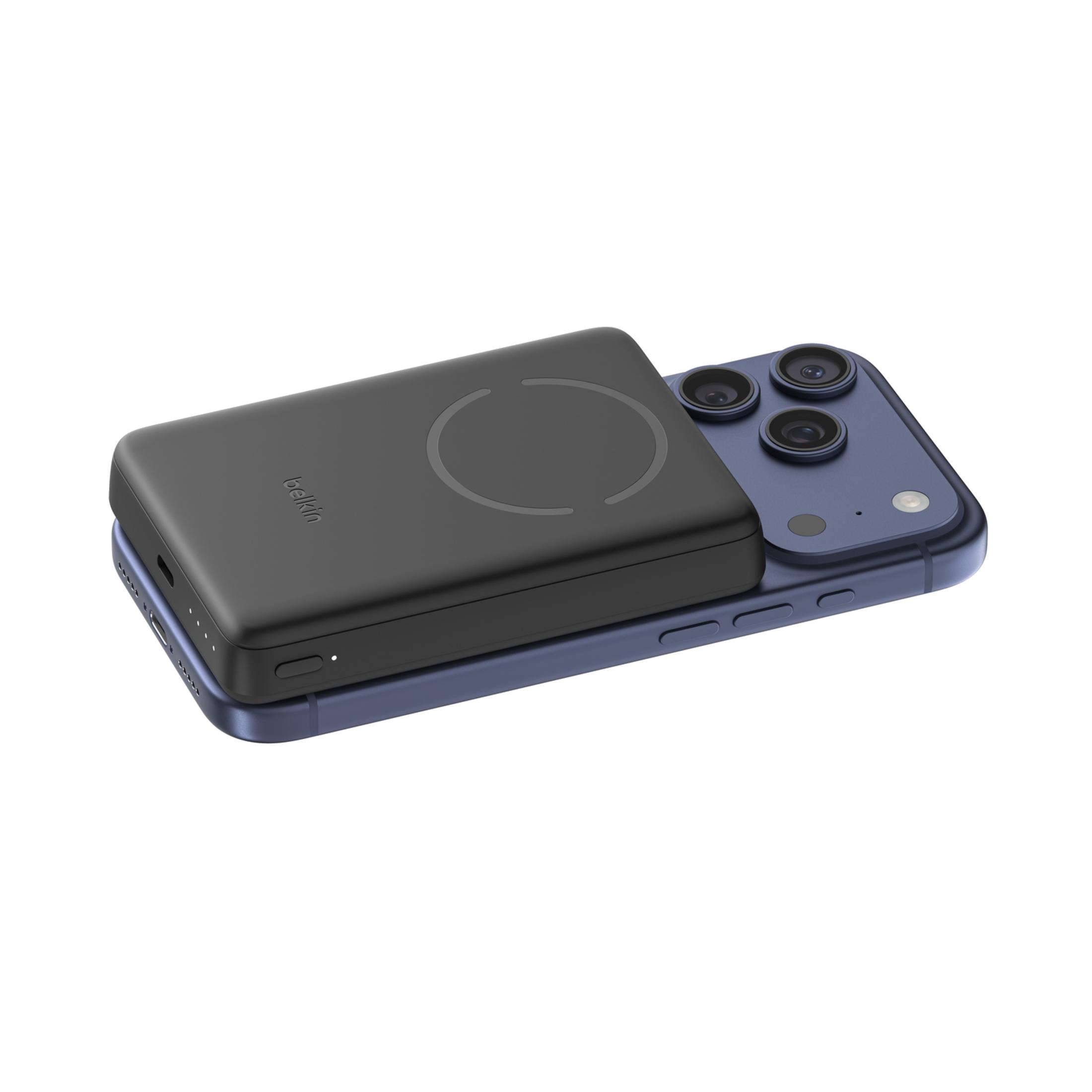Power bank nera su smartphone blu con tre fotocamere.