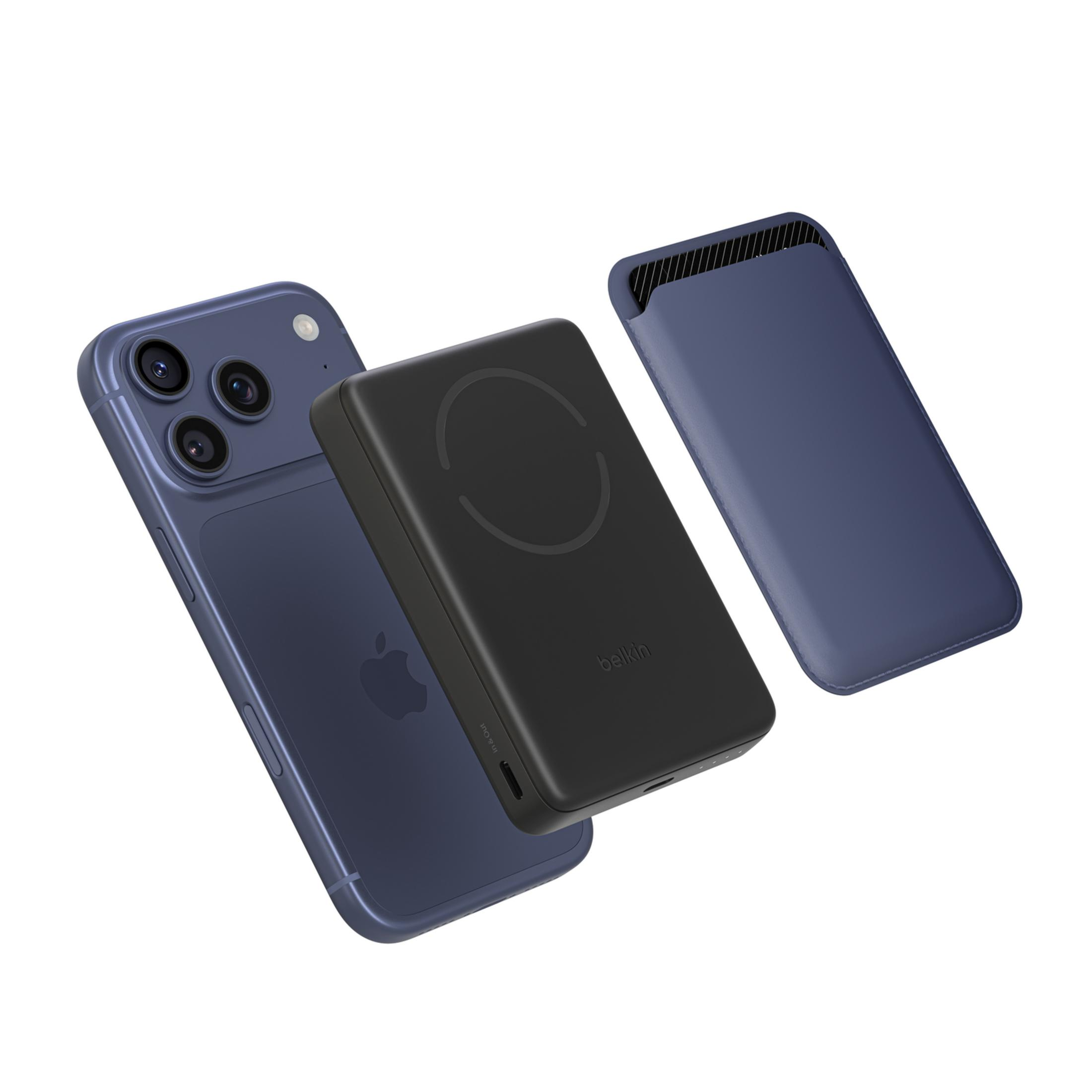 Un iPhone blu, un caricabatterie nero e una custodia blu su sfondo bianco.