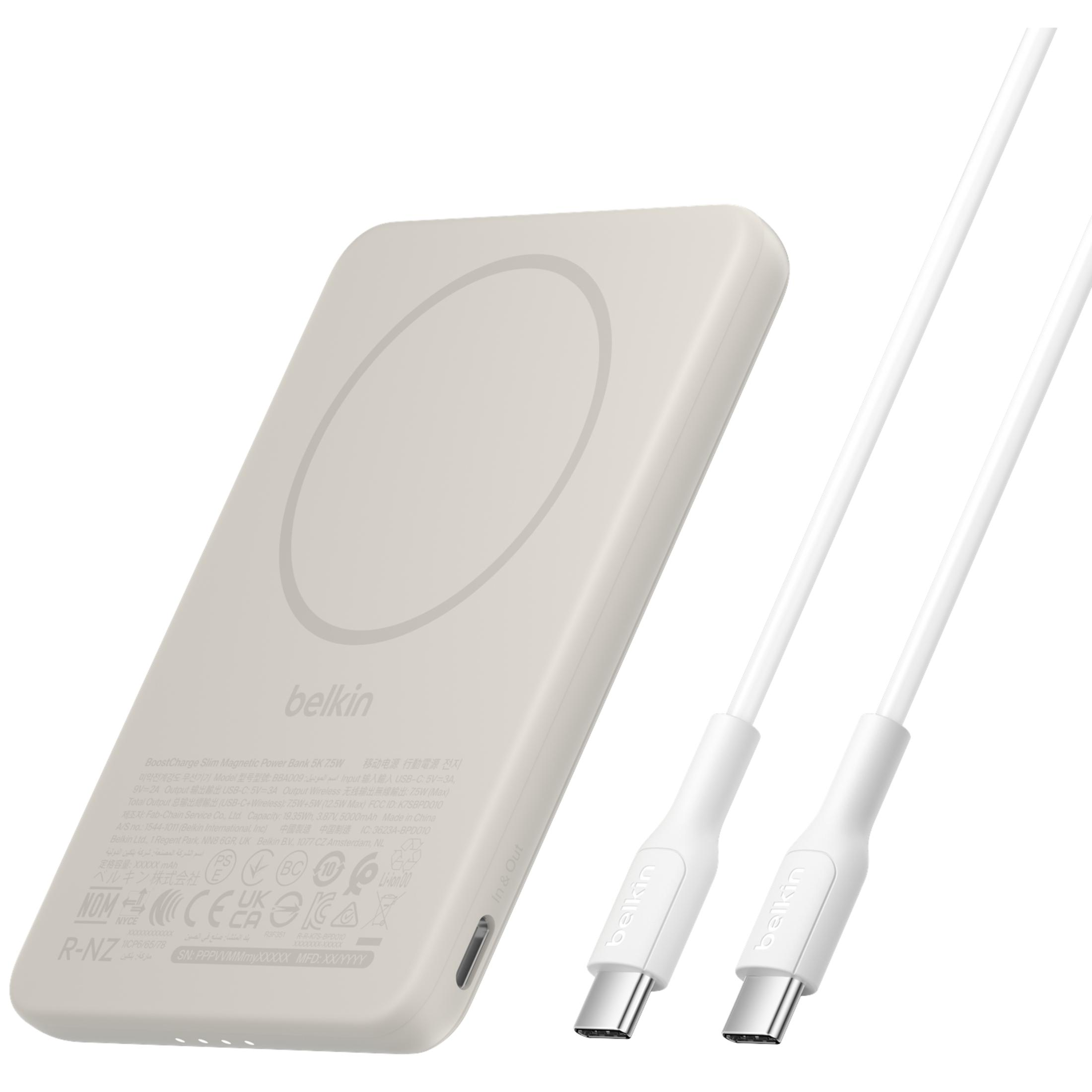 Power bank beige con cerchio di ricarica MagSafe e due cavi USB-C bianchi.