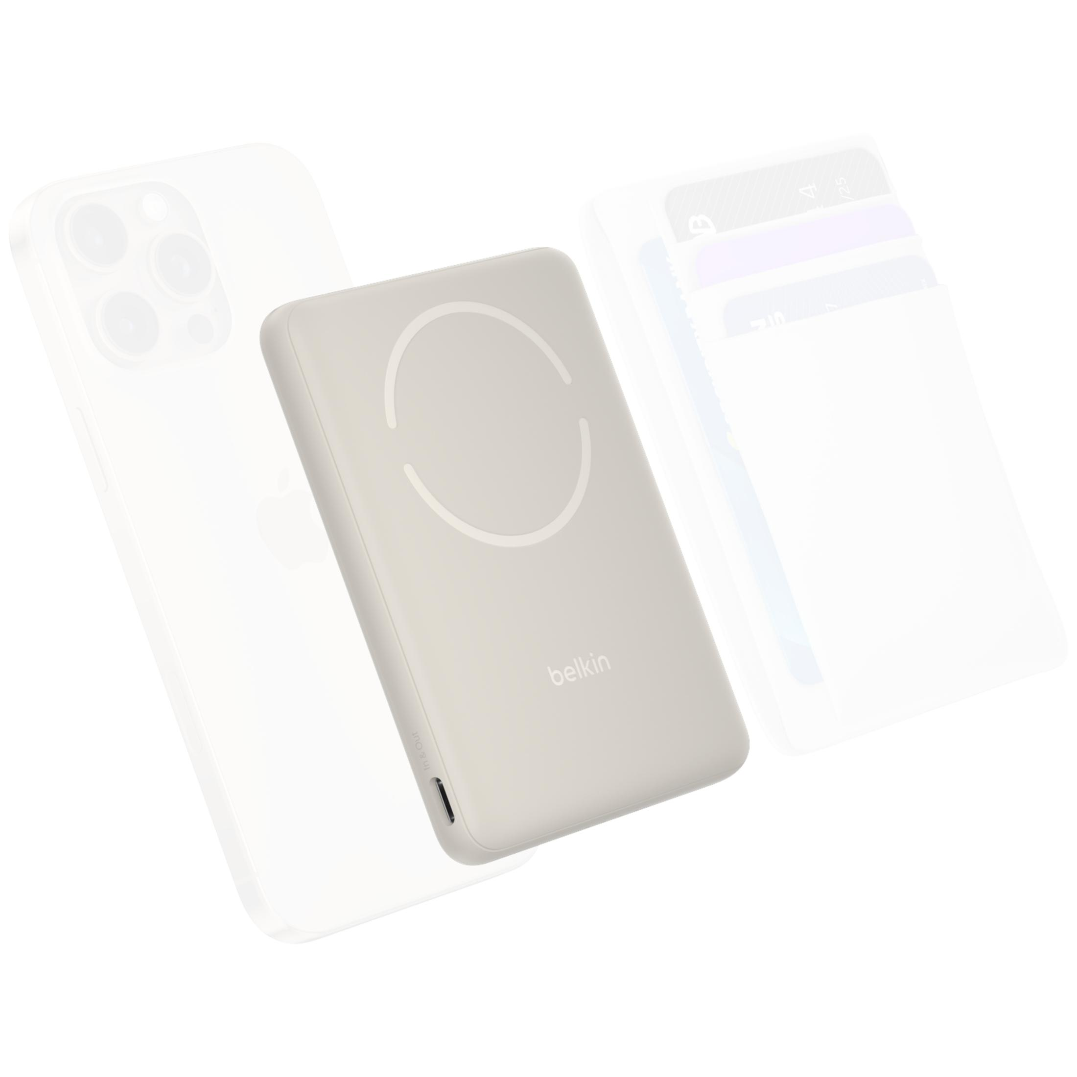 Un caricabatterie Belkin grigio chiaro davanti a uno smartphone bianco schematico e carte.