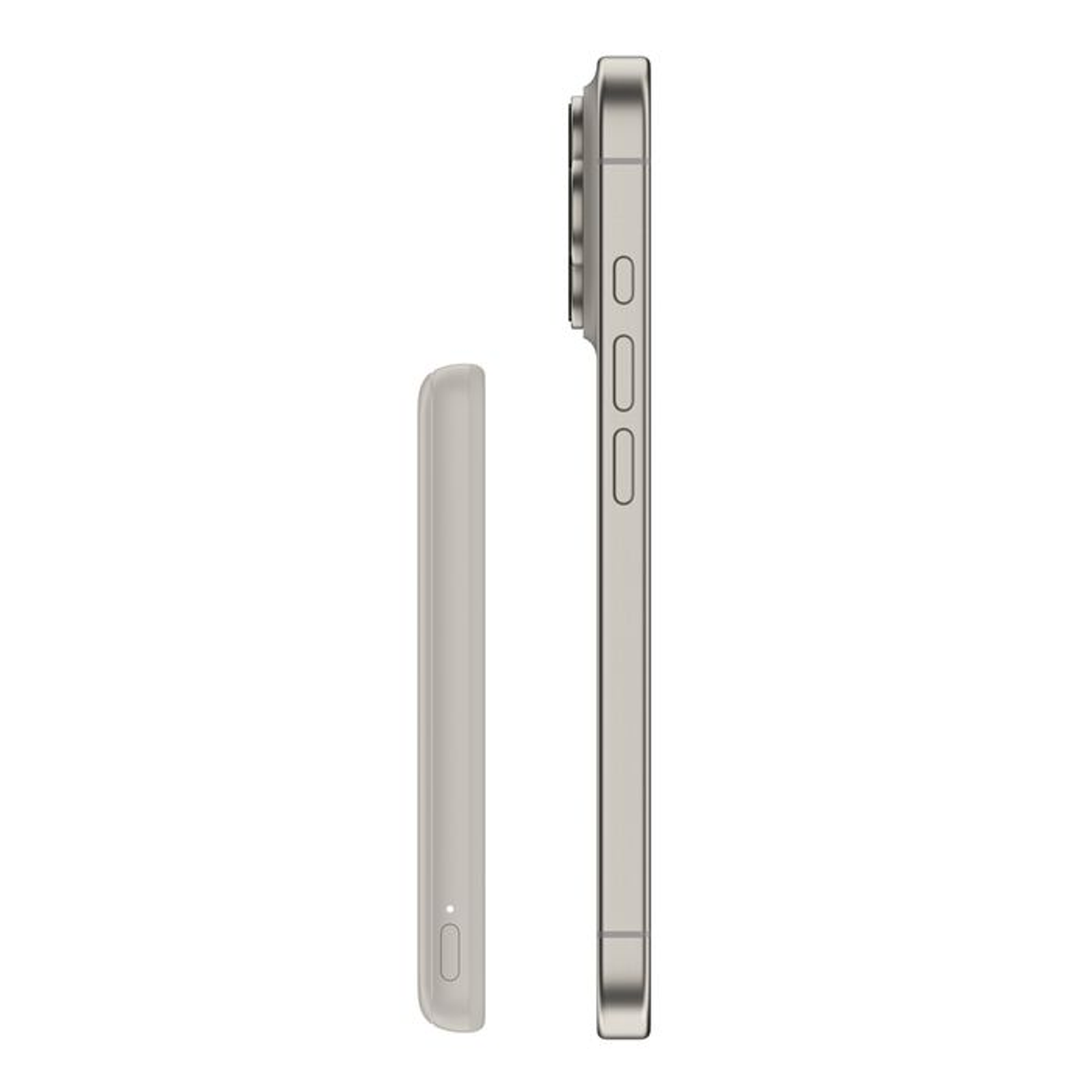 Uno smartphone argentato e una custodia di ricarica argentata e sottile su sfondo bianco.