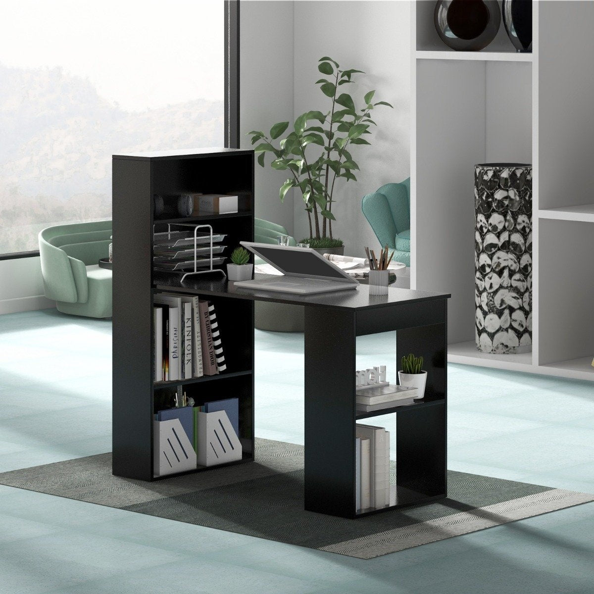 Een moderne zwarte bureau met planken, laptop en planten.