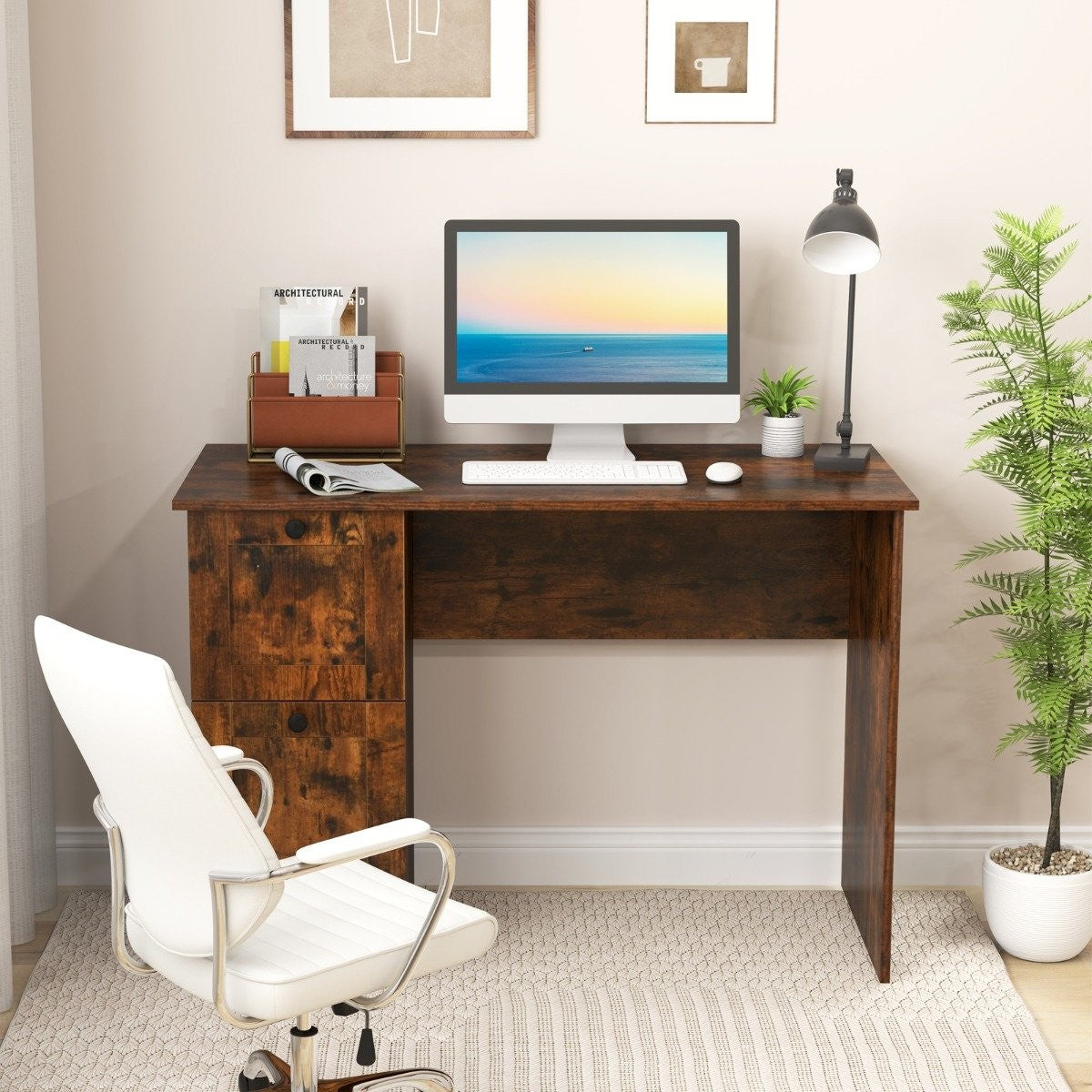 Een donkerbruin bureau met computer, lamp en witte stoel.