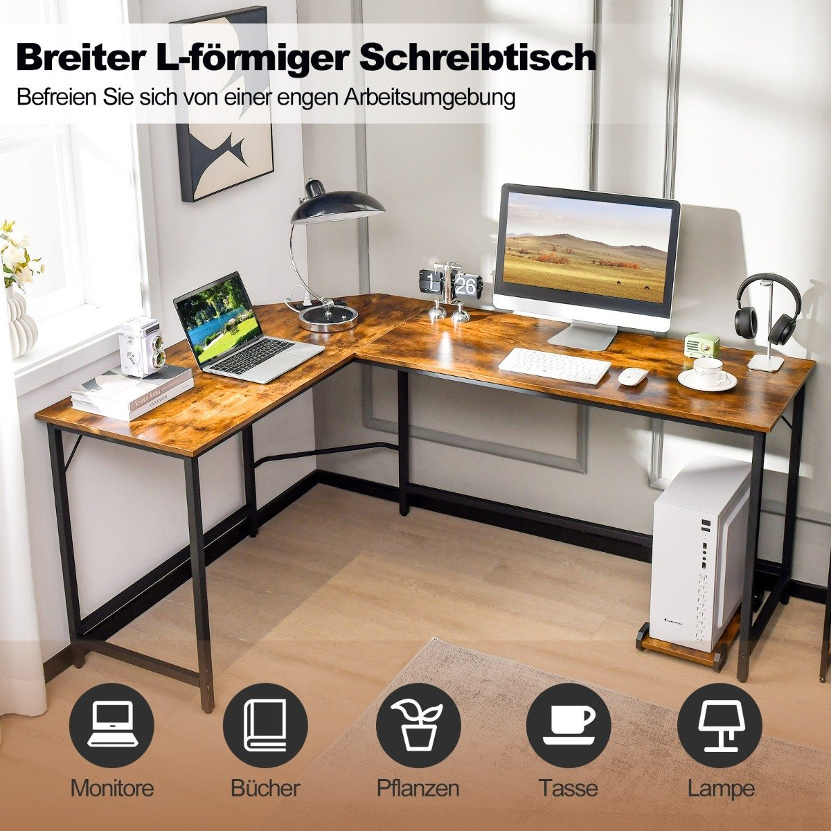 Een L-vormig bureau met computers, laptop, lamp en boeken.