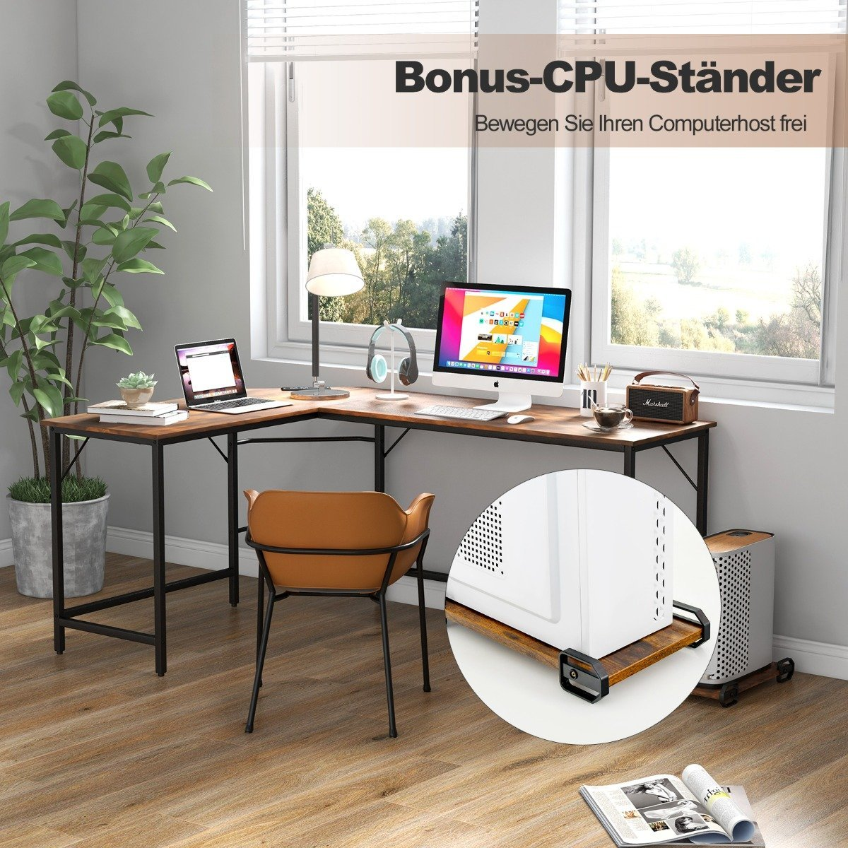 Een L-vormig bureau met computers, een lamp en een plant.