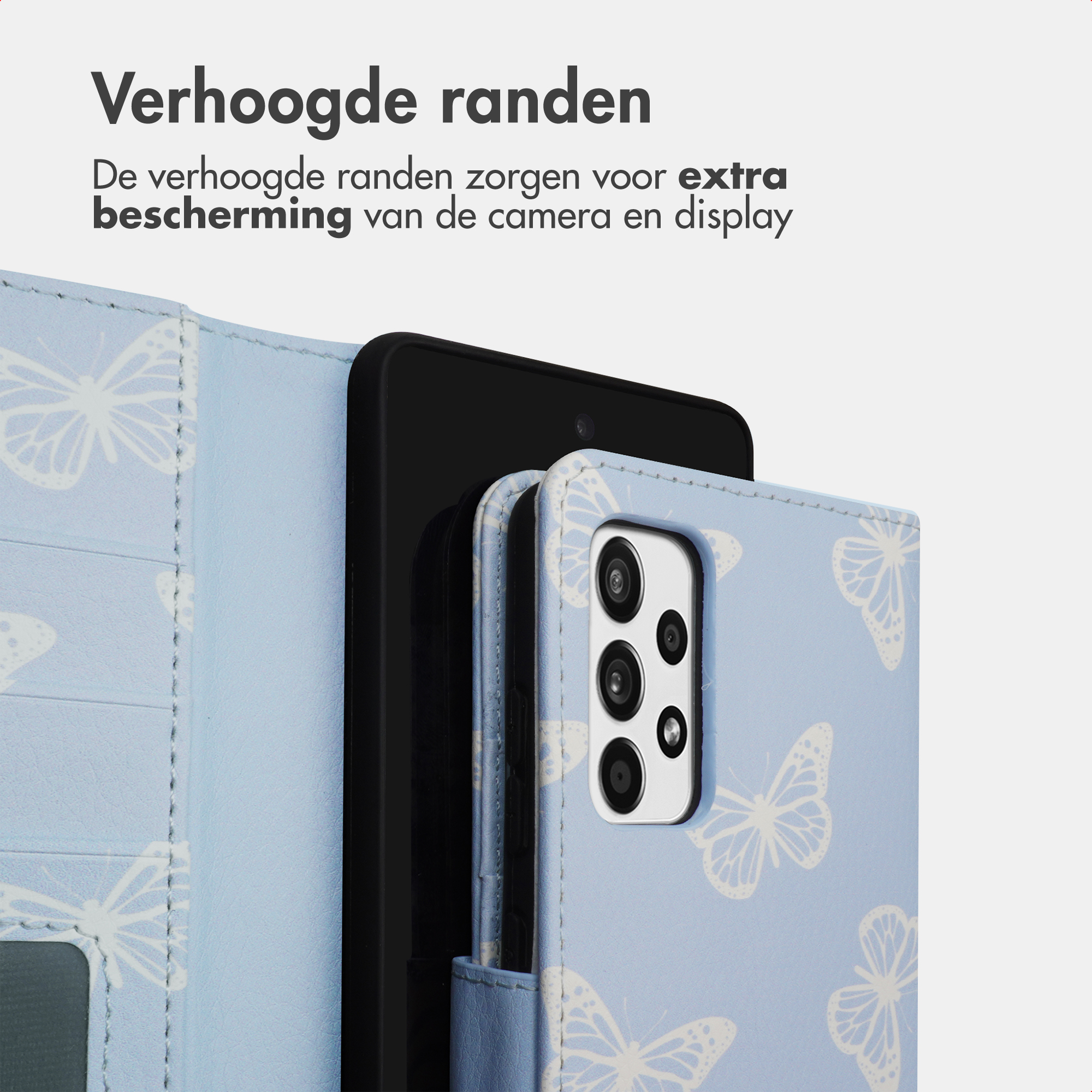 Een lichtblauwe telefoonhoes met witte vlinders en een camera-opening.