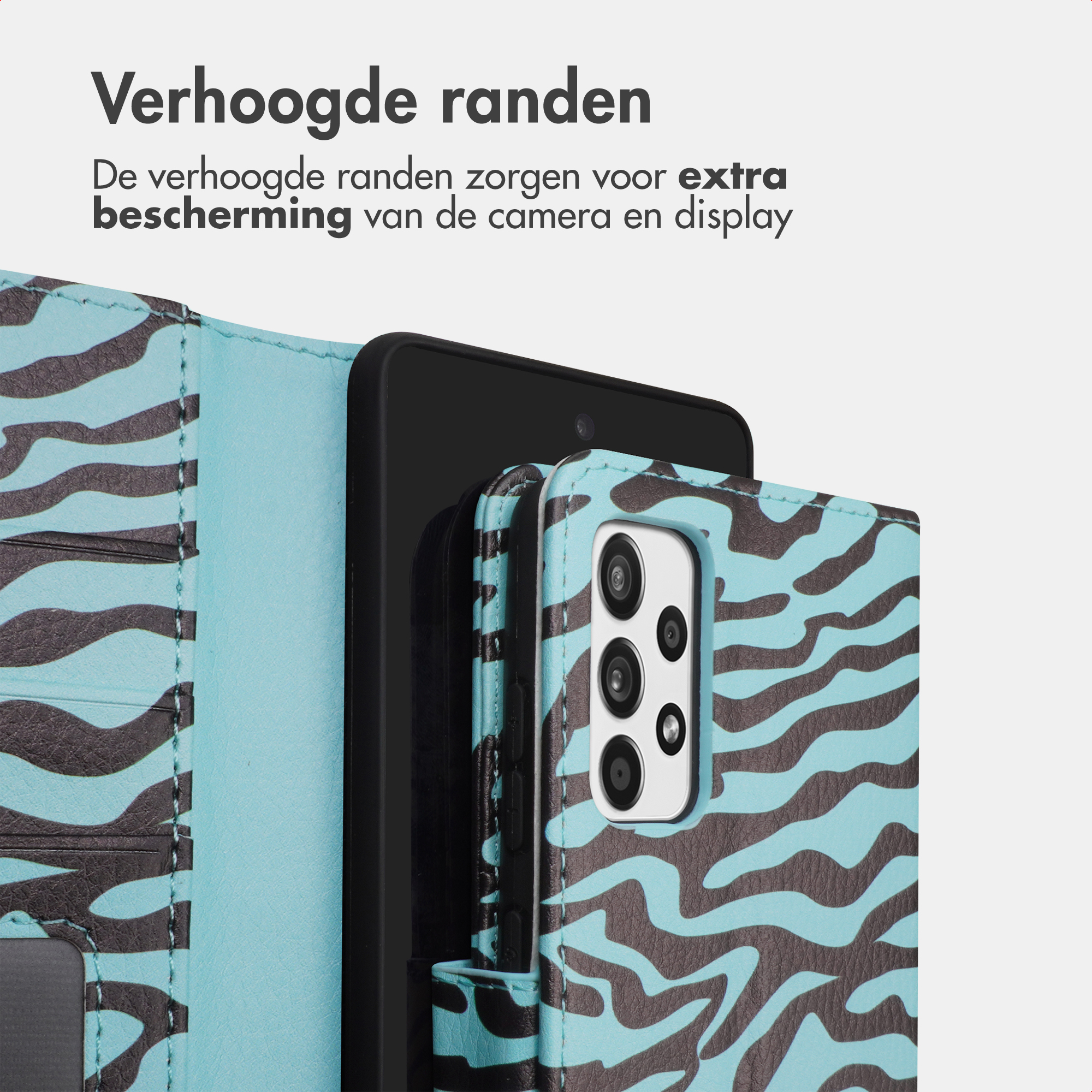 Een lichtblauwe telefoonhoes met zebraprint en camera.