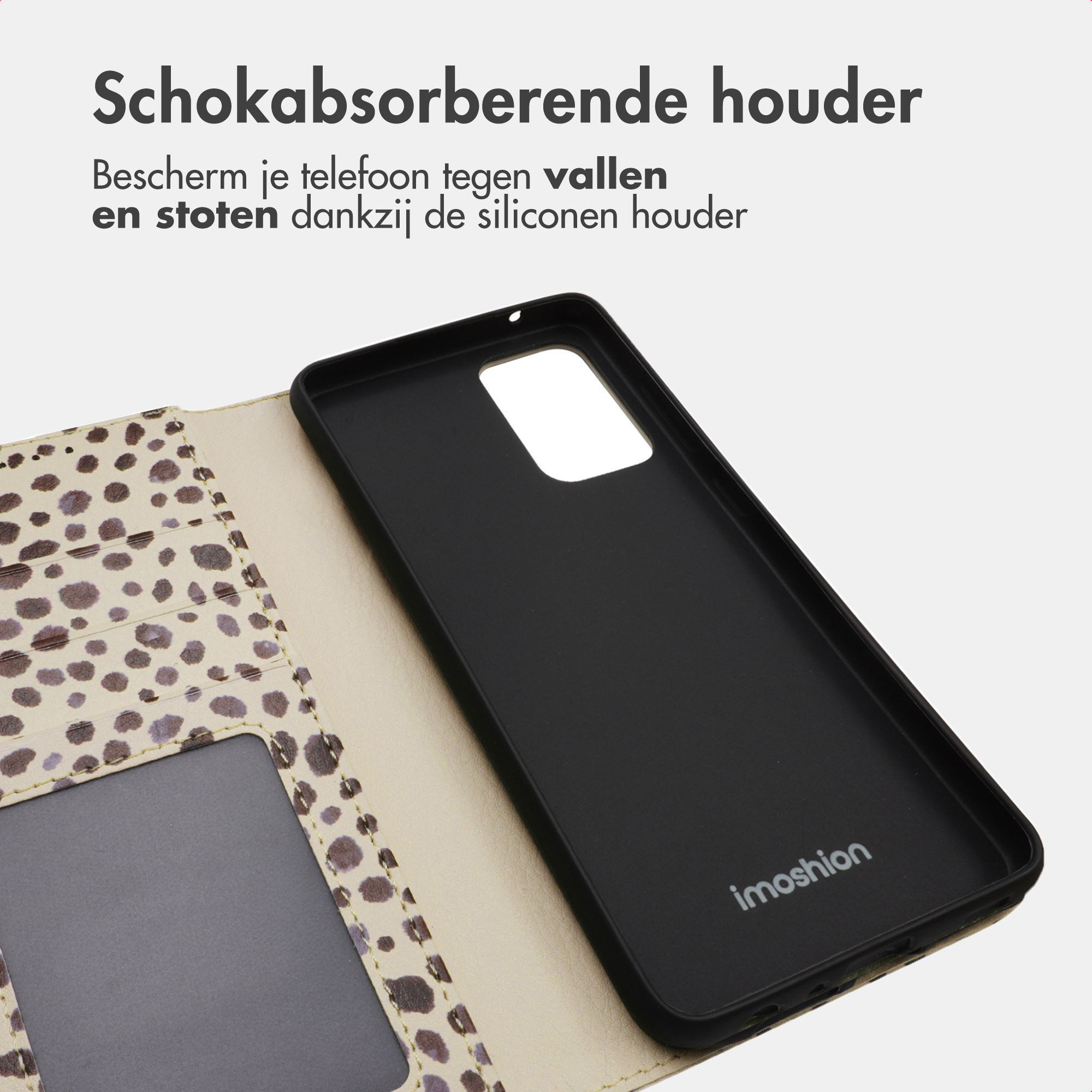 Een zwarte flip telefoonhoes met luipaardprint en kaartsleuven.