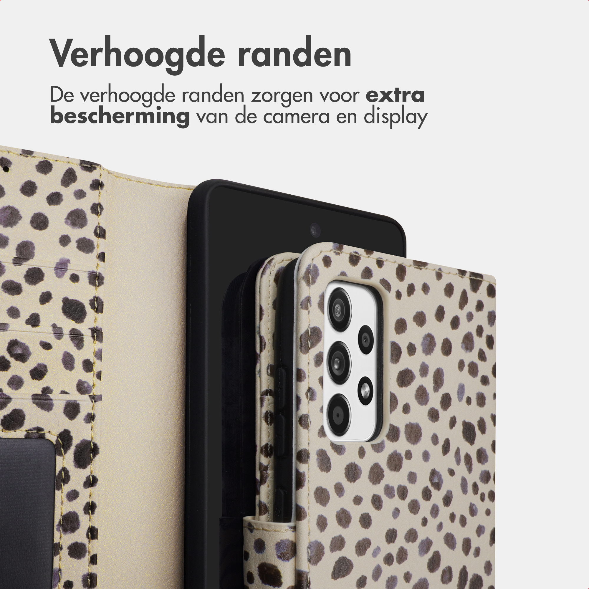 Een telefoonhoesje met luipaardprint en ingebouwde standaard.