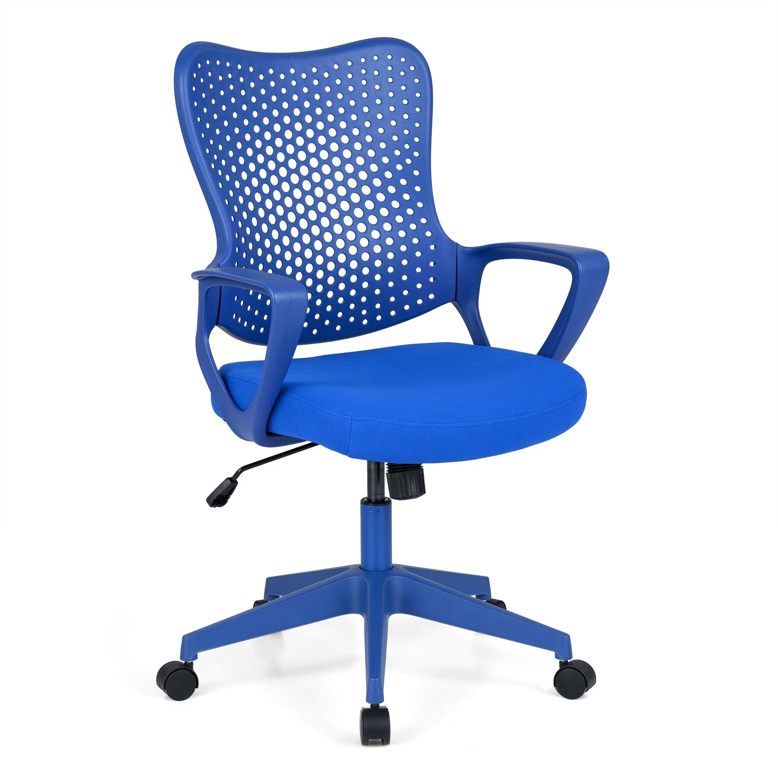 Een blauwe bureaustoel met geperforeerde rugleuning en wielen.