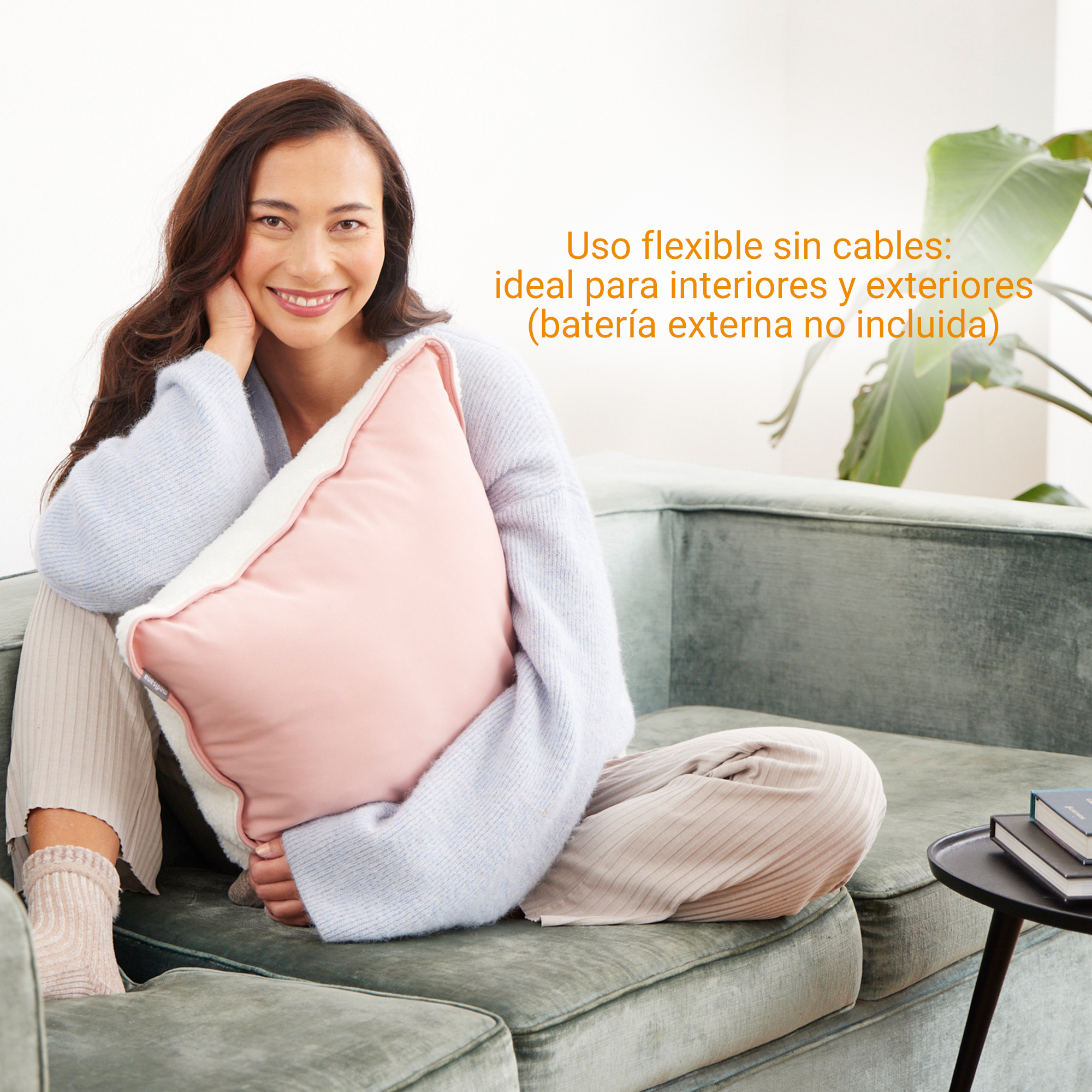 Frau sitzt auf Sofa mit Kissen. Text über flexiblen Gebrauch.