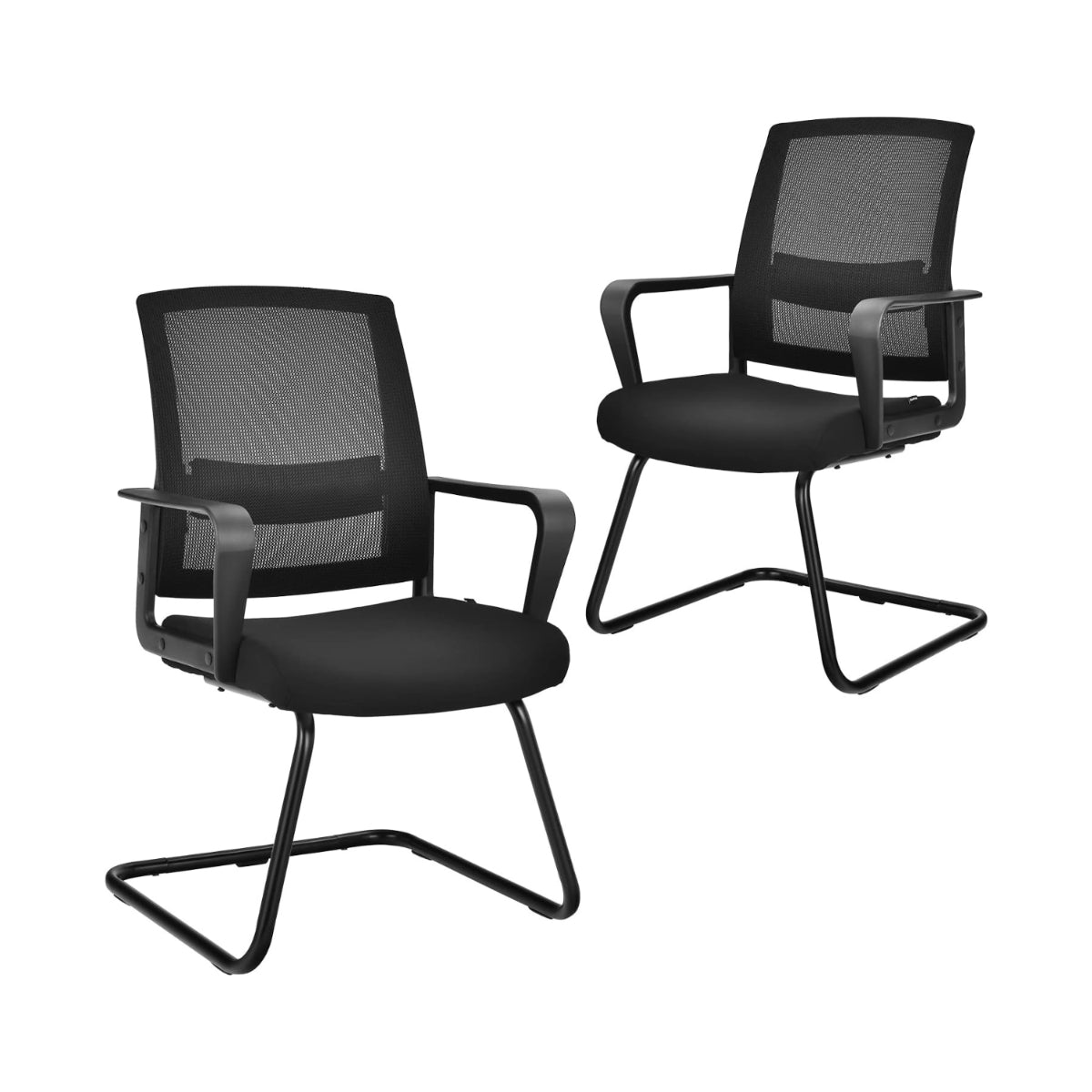 Twee zwarte bureaustoelen met mesh rugleuning en armleuningen op witte achtergrond.