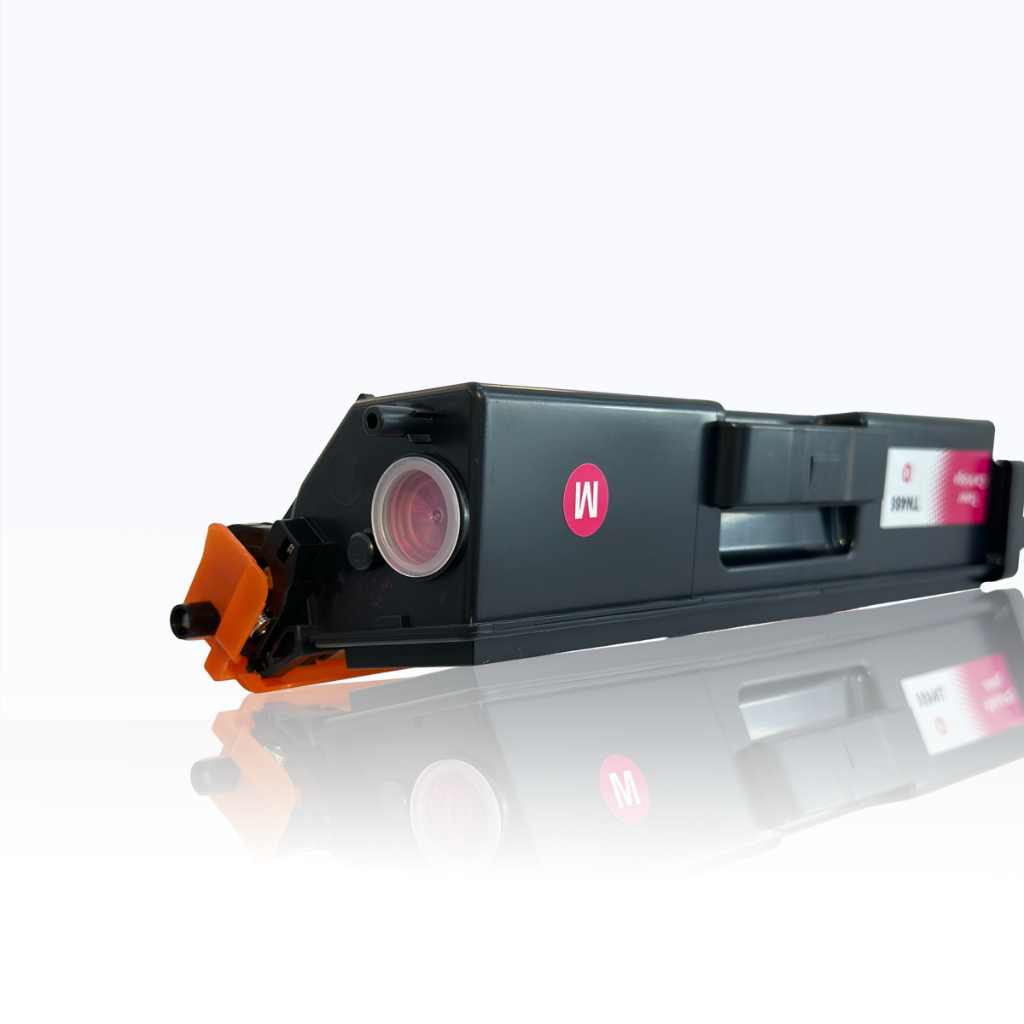 Pembe 'M' etiketli ve pembe kapaklı siyah toner kartuşu, beyaz yüzeye yansımış.