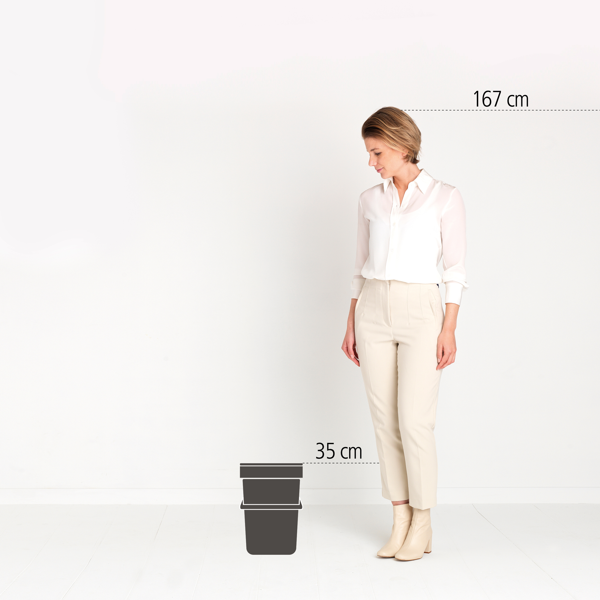 Een vrouw staat naast twee bakken van 35 cm hoog. Ze is 167 cm lang.
