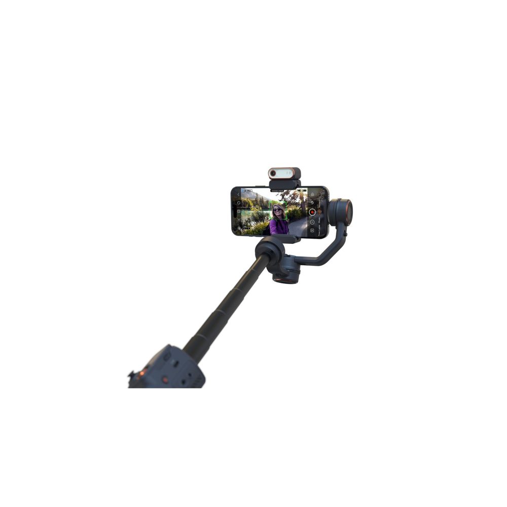 Un gimbal per telefono con una donna all'aperto sullo schermo.