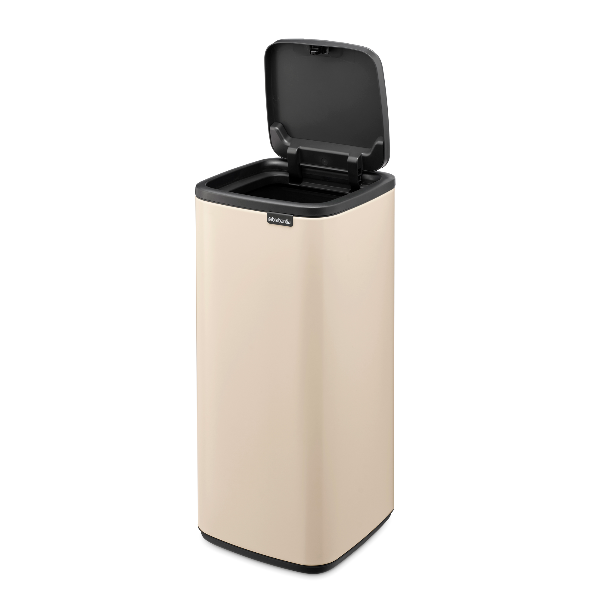 Beige prullenbak met open zwarte deksel op witte achtergrond.