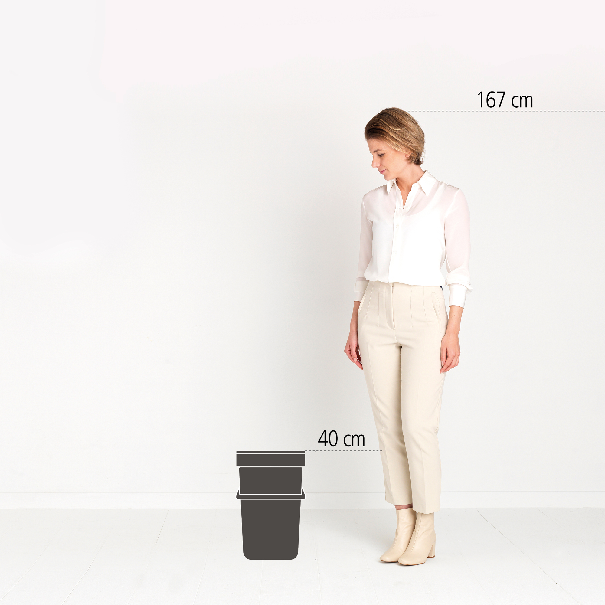 Een vrouw staat naast twee bakken van 40 cm hoog. De vrouw is 167 cm lang.