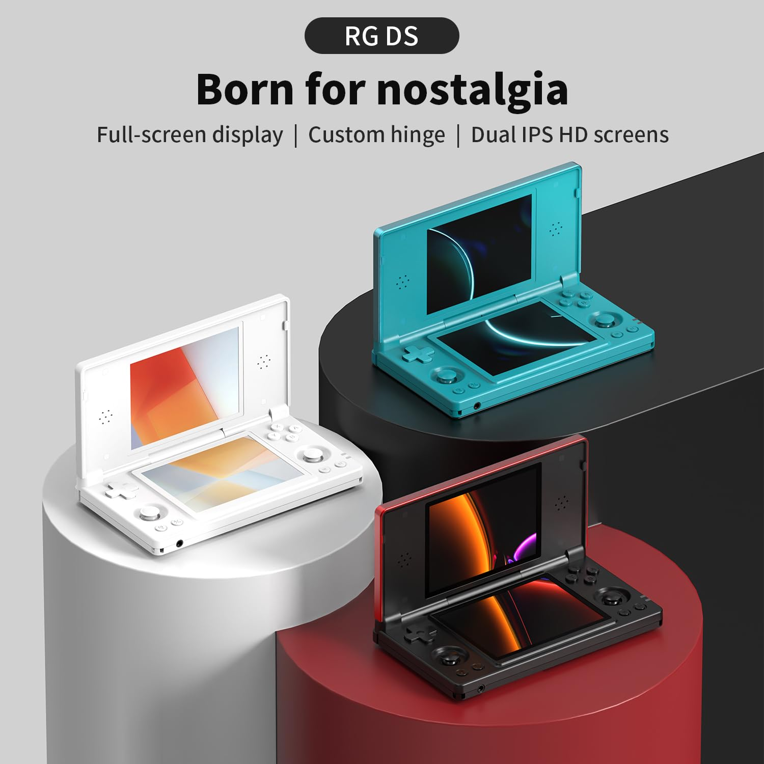 Drie handheld gameconsoles: wit, blauw en rood, op ronde sokkels.