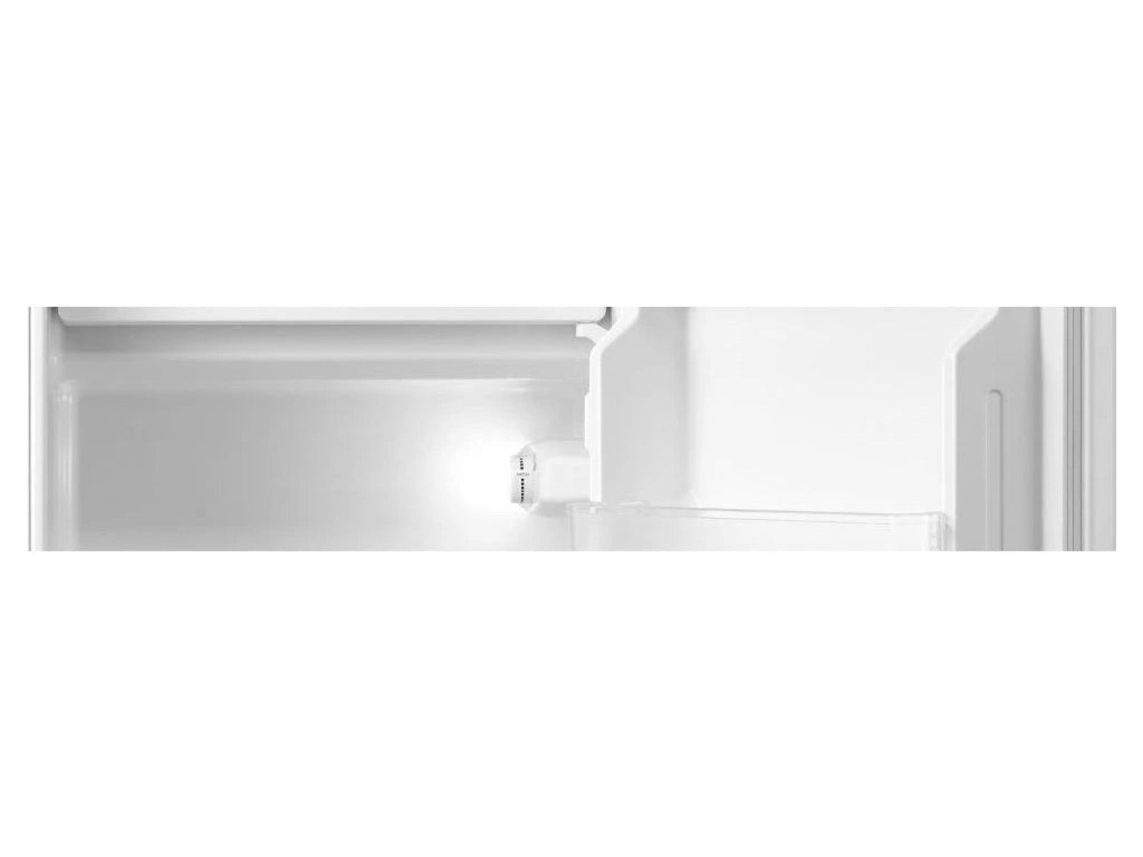 Witte koelkastinterieur met lampje en glazen schap.