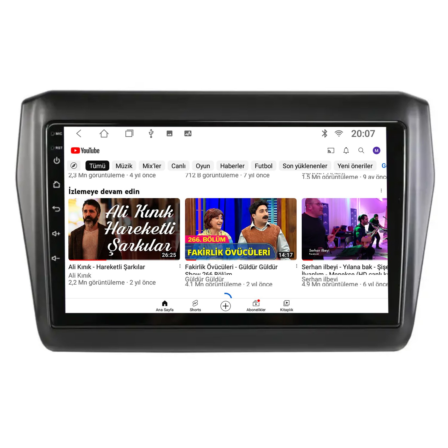 Araç ekranında YouTube arayüzü: Ali Kınık şarkıları, Fakirlik Övücüleri, Serhan İlbevi videoları.