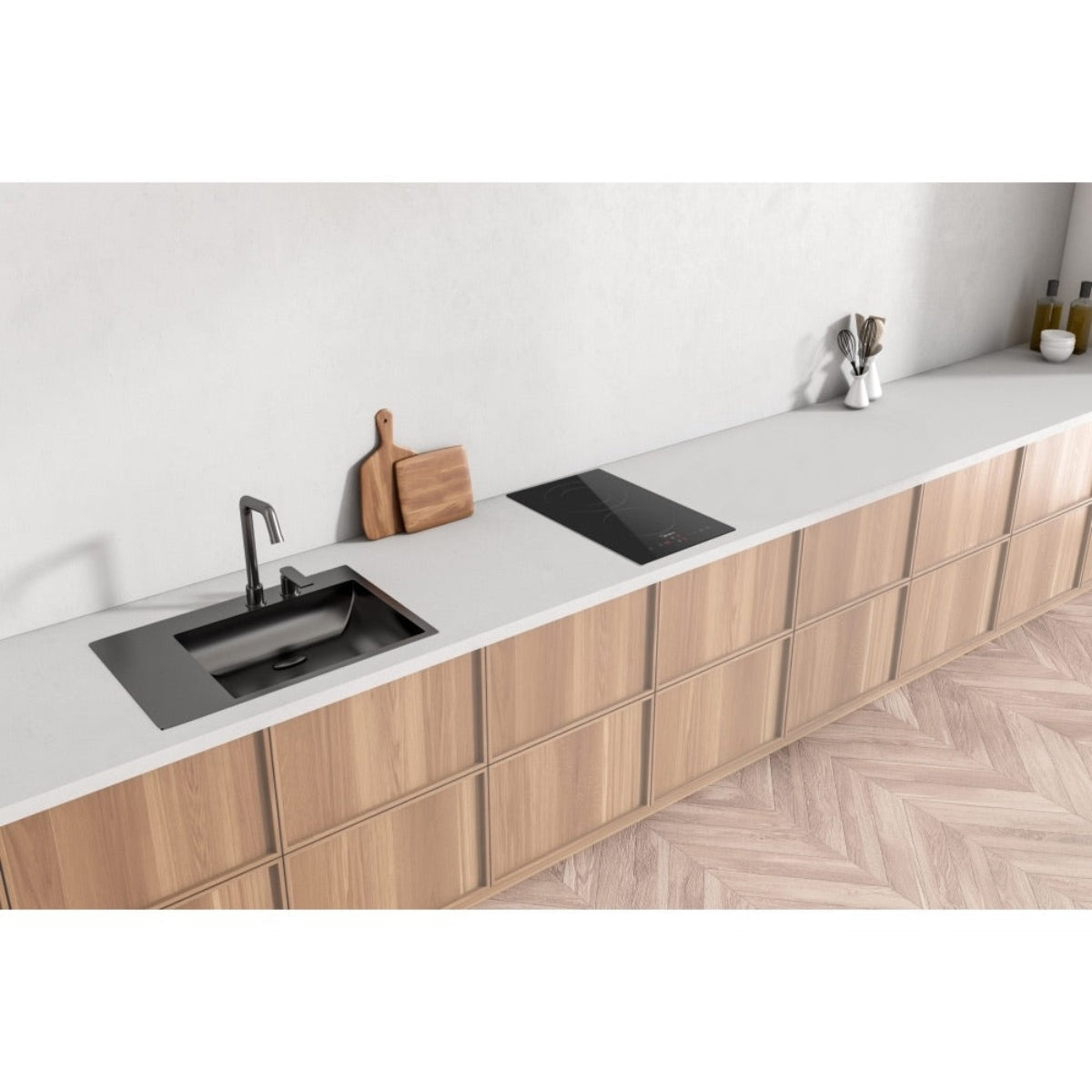 Moderne keuken met gootsteen, snijplanken en inductiekookplaat op houten keukenkastjes.